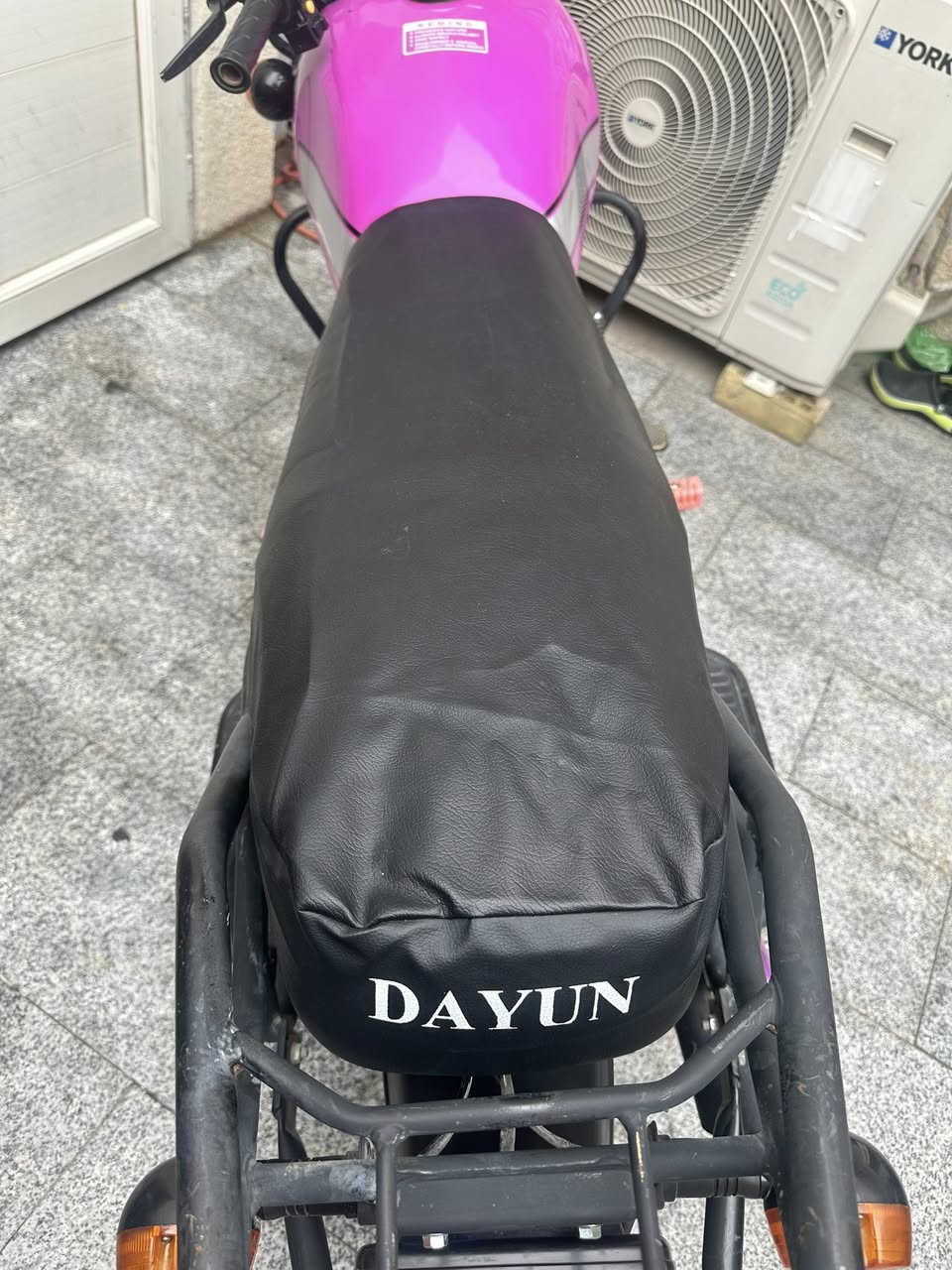 السلام عليكم
دراجة دايوان للبيع :
اوراق 
موديل 23 
مكينة 200 cc
مكينه ناعمه مكفوله مامفتوح برغي من عدها
الدراجه مداريها دهن وبانزين 
بيها تزويد دوسات و دوسة الكلج .
مكاني : كربلاء المقدسة
السعر : 1900 وبيها مجال 
متواجد ماسنجر وواتساب واتصال 🌹
رقم الهاتف : ***********
