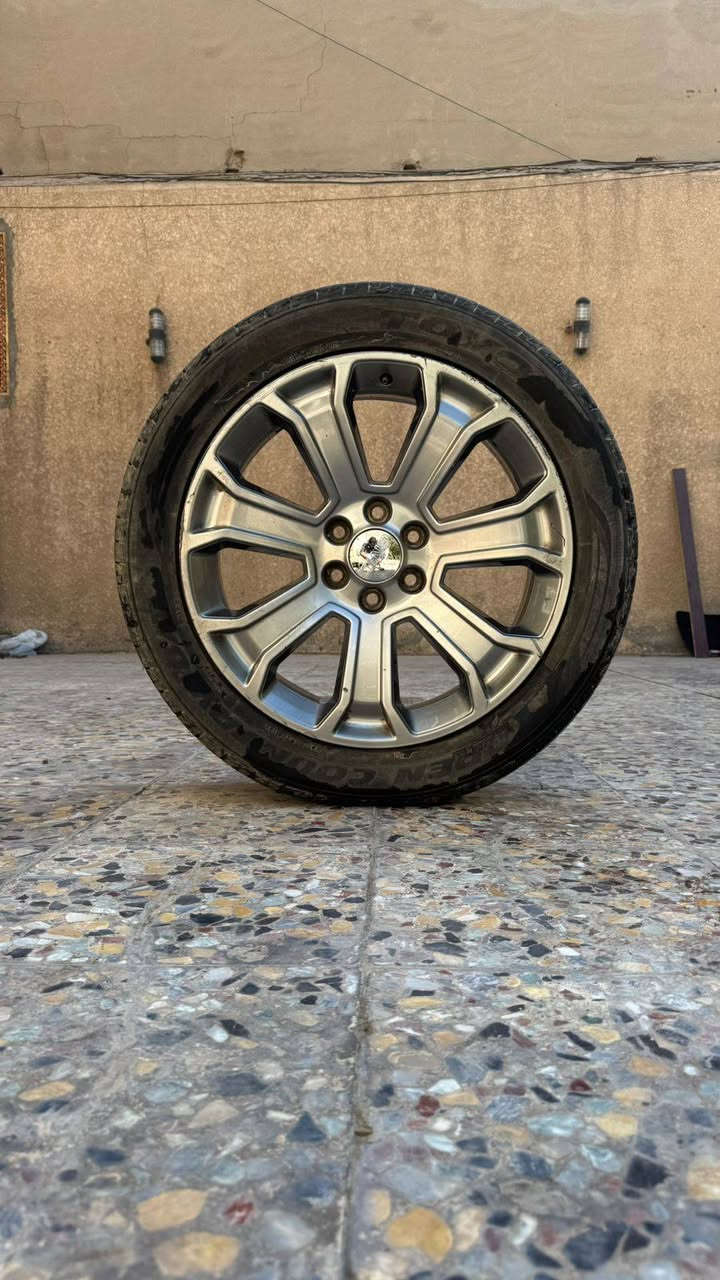 تخم ويل جمسي نضيفات لا مصلح ولا ملحوم ولا بي عواج  بس تايرات نص عمر السعر 350 
***********
