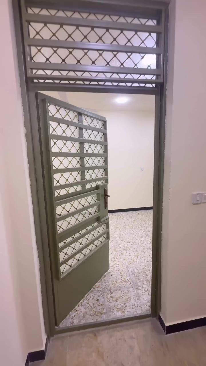 شقة  للإيجار طابق اول وثاني العنوان المشتل قرب مدرسة خالد ابن لوليد للاتصال***********:
