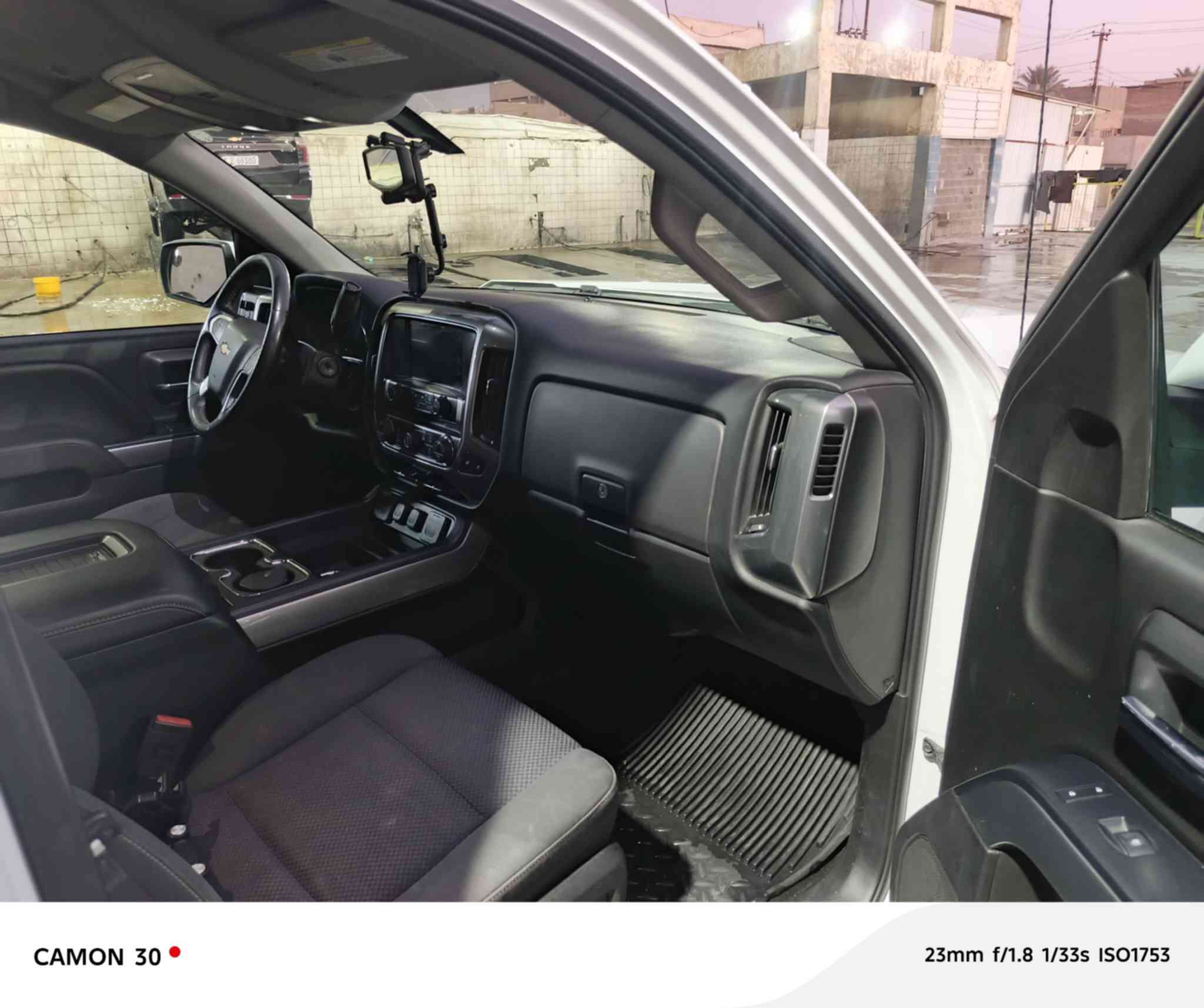 السلام عليكم سلفرادو موديل 2016 فول من عدا الفتحه سياره جديده وكشنات كهرباء تدفئه تبريد مكينتها 8 سلندر كيرها
٦ نمر رقمها سليمانيه رقمها جديد
سعره ١٨٠  وبيه مجال 
العنوان الشعب الاستفسار الاتصال على 
الرقم ‏‪***********‬‏
