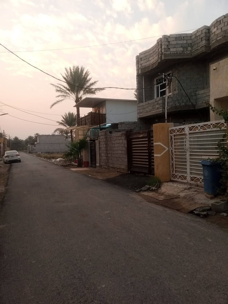 السلام عليكم
دار للبيع المساحة 150م طابو زراعي سند٢٥ طابقين 

يحتوي الطابق الأول على 
استقبال ٦*٤ والمطبخ ٥*٤ والصالة ٣*٦ وغرفة نوم ٤*٤
وصحيات منفصله وترك عدد٢ وكراج سيارة ٣*٥ وحديقة ٣*٣

الطابق الثاني 
يحتوي على غرف نوم عدد ٢ فوق الاستقبال والمطبخ 
وبيتونه كبيرة 
العنوان الراشدية شارع المراسمة وطريق الرابط بين جزيرة بغداد والراشدية للاستفسار الاتصال ***********
