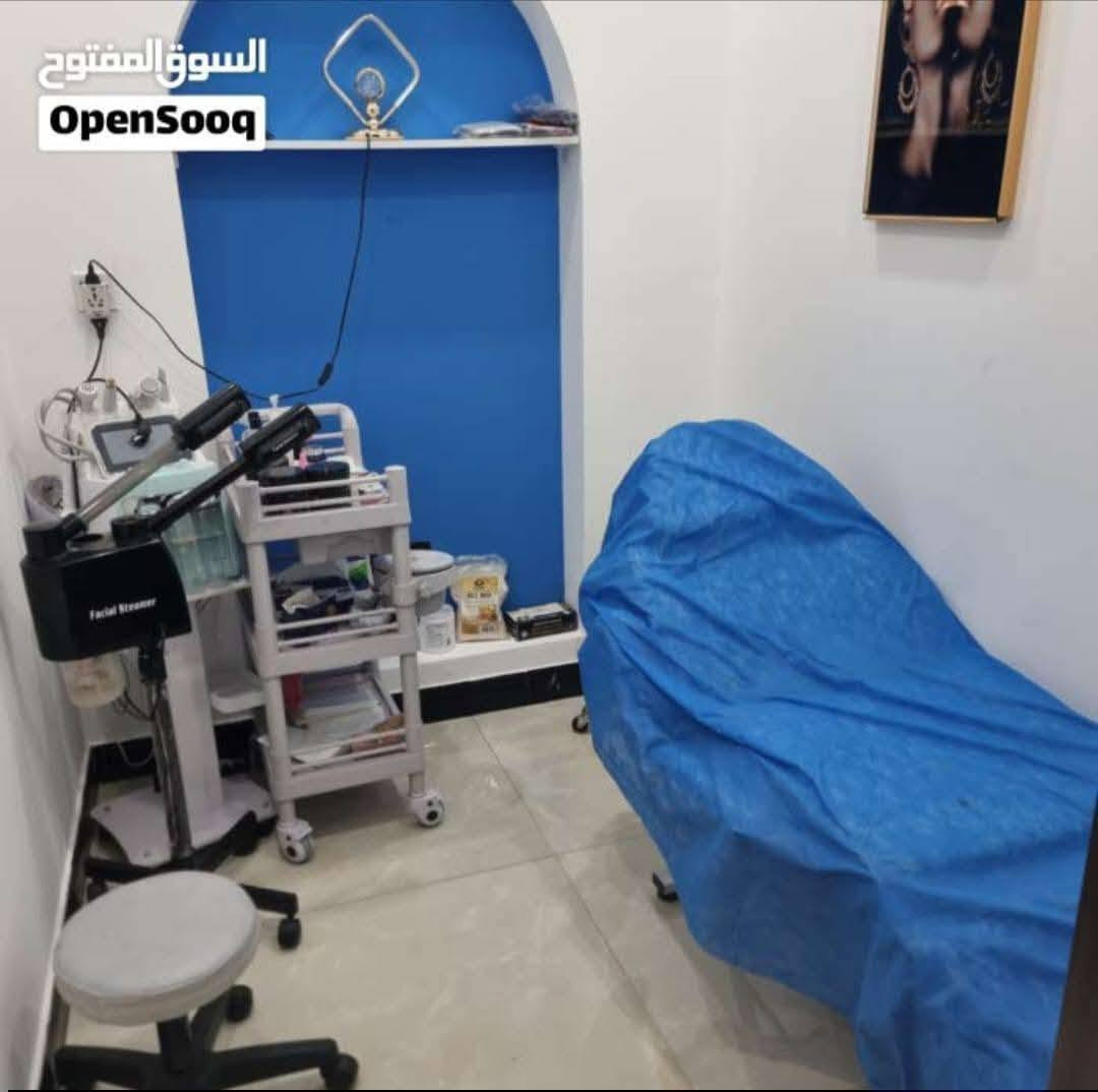 🌟 فرصة استثمارية ممتازة: مركز عناية وتجميل متكامل للمرأة للبيع 🌟
لعدم التفرغ، يعلن مركز تجميل وعناية نسائي راقٍ ومتكامل عن معروض للبيع بكافة طابوته وتجهيزاته الحديثة والعصرية.
​📍 المواصفات العامة:
​المساحة: 200 متر مربع (مستغلة بالكامل بتصميم داخلي مريح يضمن الخصوصية والراحة التامة للزبائن).
​الحالة: جاهز للتشغيل الفوري مع توفر كافة الأجهزة والمعدات والديكورات الفاخرة.
​💇‍♀️ الخدمات والأقسام المتوفرة في المركز:
​المركز مجهز بالكامل لتقديم باقة شاملة من الخدمات التي تلبي جميع احتياجات المرأة:
​حمام مغربي وساونا: مجهز بأحدث المنظومات لتقديم تجربة استرخاء واستجمام فاخرة.
​قسم المساج والسبا (Spa): غرف مخصصة ومجهزة بالكامل لأجواء هادئة ومريحة.
​العناية بالبشرة: أجهزة ومواد متطورة مخصصة لتنظيف، تفتيح، ومعالجة البشرة.
​قسم الشعر: كراسي ومحطات متكاملة للتسريح، الصبغ، العناية، والمعالجات الحديثة.
​قسم الأظافر (بدكير ومنكير): كراسي مريحة ومعدات حديثة للعناية بالأظافر وتزيينها.
​قسم الرموش: ركن مخصص ومضاء لتركيب وتجميل الرموش بدقة عالية.
​✨ مميزات إضافية للمركز:
​ديكورات حديثة وأنيقة تناسب أرقى الأذواق وبحالة ممتازة.
​موقع حيوي ومميز [   بغداد / زيونة خدمي مول دريم ستي].
​📞 للمعلومات والاستفسار عن السعر:
​للمهتمين والجادين بالشراء، يرجى التواصل مباشرة عبر:
​رقم الهاتف: ***********
***********
​(ملاحظة: البيع يشمل المركز بكامل أجهزته، معداته، وديكوراته).

