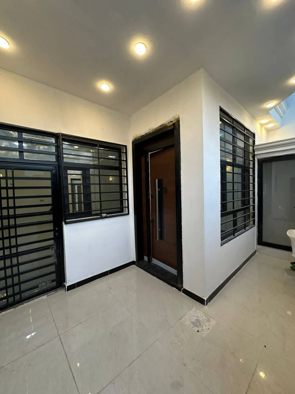 #لدينا_دار_للبيع مساحه 100 متر واجهه 6 وربع ونزال 16 طابو زراعي سند 25 قرار محكمه البيت يحتوي على3 غرف نوم وصاله وستقبال ومطبخ  العنوان بغداد الدورة مدخل البوعيثه مجمع السلطان الاول 
هاتف ***********
***********
