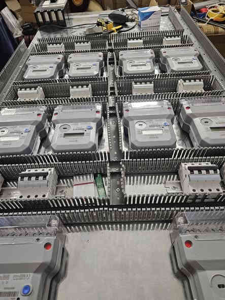 سلام عليكم اخوان دايمن يتصلون بيه من الكروب يشتكون حيدر ليش شغلك غالي يا عزيزي اني ما اشتغل شغل كلاوات شغلي غالي اتعب علي مو جايني عندك بيت قديم وتريد مني تسيس حديث عله قديم وايرات مكطعه كيبل مظروب اكضي نهار كله بس ارتب كهربائيات واير مظروب ادور عله علي لحد مطلعه هاذا مو تعب تخلص نهارك لا خط ولا خطين مو تكول بيت جاي تبني بي جديد وتسيس جديد الكهربائي اكيد ميتخر بلعكس يتفنن بشغله انطيك شغل وتسيس اتكلي رحم الله والديك فا يا عزيزي لا عبالك شغل كهرباء بس تسيس حار بارد اني شغلي وختصاصي كهرباء بوردات تسيس بيوت انطيك شغل اداء اصفنك عله شغل مو شغل كلاوات حتا دوائر دوله اشتغل هاذا رقمي الي حاب يتواصل معي اني حاظر *********** حيدر الكهربائي
