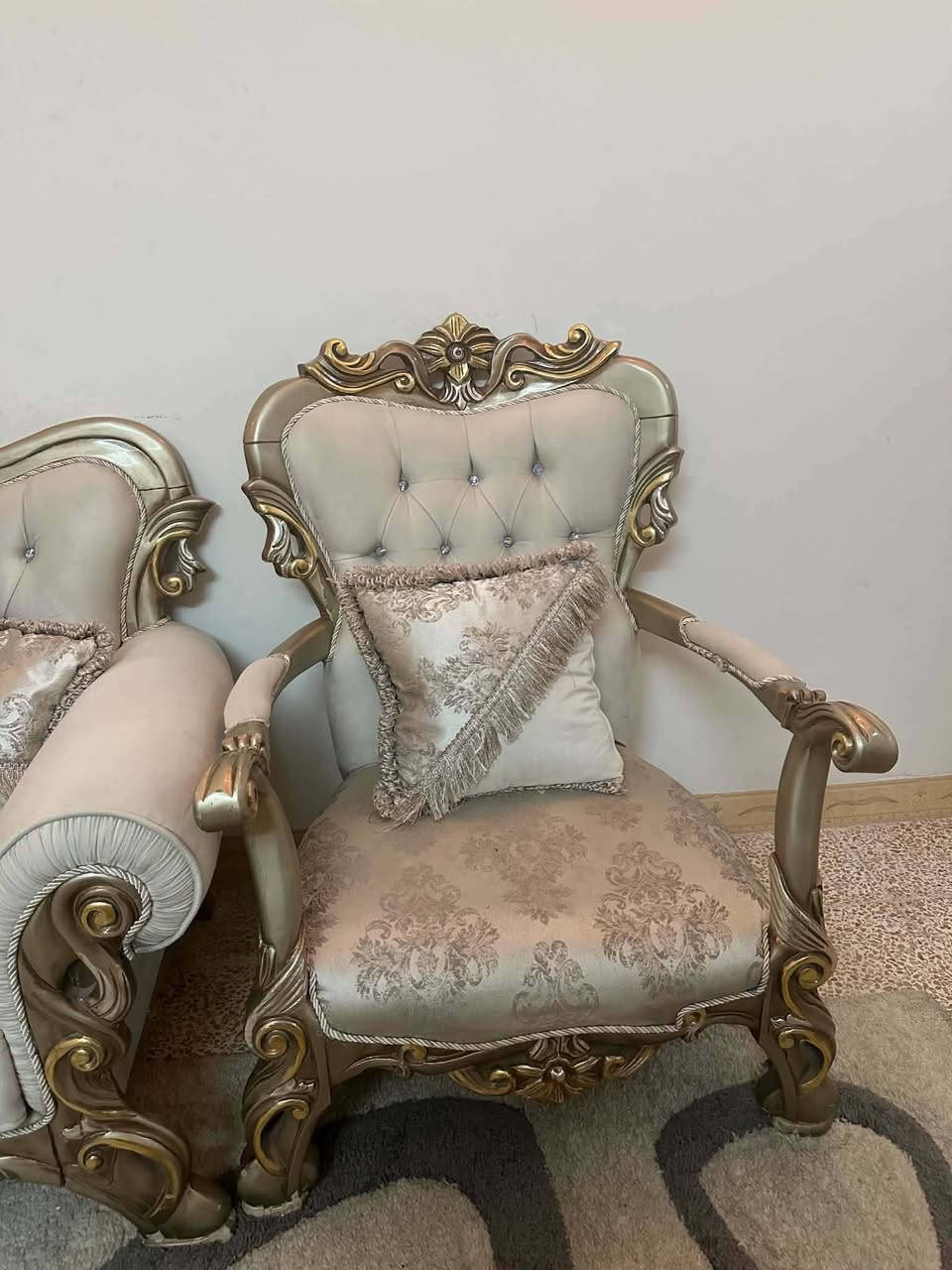 مرحبا
عندي هذا التخم الملكي حابين نبيعة اخو الجديد طبعا لان بالاستقبال وخطارنا بالسنة مرة مرتين يجون ،،
هاي صور اله والي حاب يشتريه ادزلة فديو كامل لكل قطعة من كل الجهات ،، لابيه شخط ولا اي عيب 
بيه 7 قطع،،  اربع كراسي وقنفتين كبار وميز
ووياه زولية 
سبب البيع دابدل الديكور لمودرن
السعر 850 قفل
مكاني موصل واكو توصيل لكل المحافظات


**إذا كنت صاحب هذا الإعلان وتريد حذفه لأي سبب، رجاءا أرسل رسالة إلى الدعم الفني**