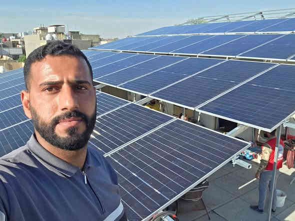 قامت شركه الجزيرة للطاقة الشمسية بتنصيب منضومة ٨٠ امبير ليلي نهاري للاخوين ابو علي وابو عبدالله في بغداد منطقه البلديات حيث تم استخدام بطاريات وانفيرترات من ماركة ساكو حسب طلب الزبون والواح لونجي ٦٢٠ واط بتنفيذ من شركة الجزيرة للطاقة الشمسية بكوادر متخصصه هندسيه كل ما عليك اتواصل ويانه والباقي علينة***********__***********
