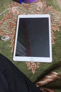 أعرض للبيع جهاز آيباد بلون روز، بحالة جيدة وقليل الاستخدام. شاشة نظيفة...