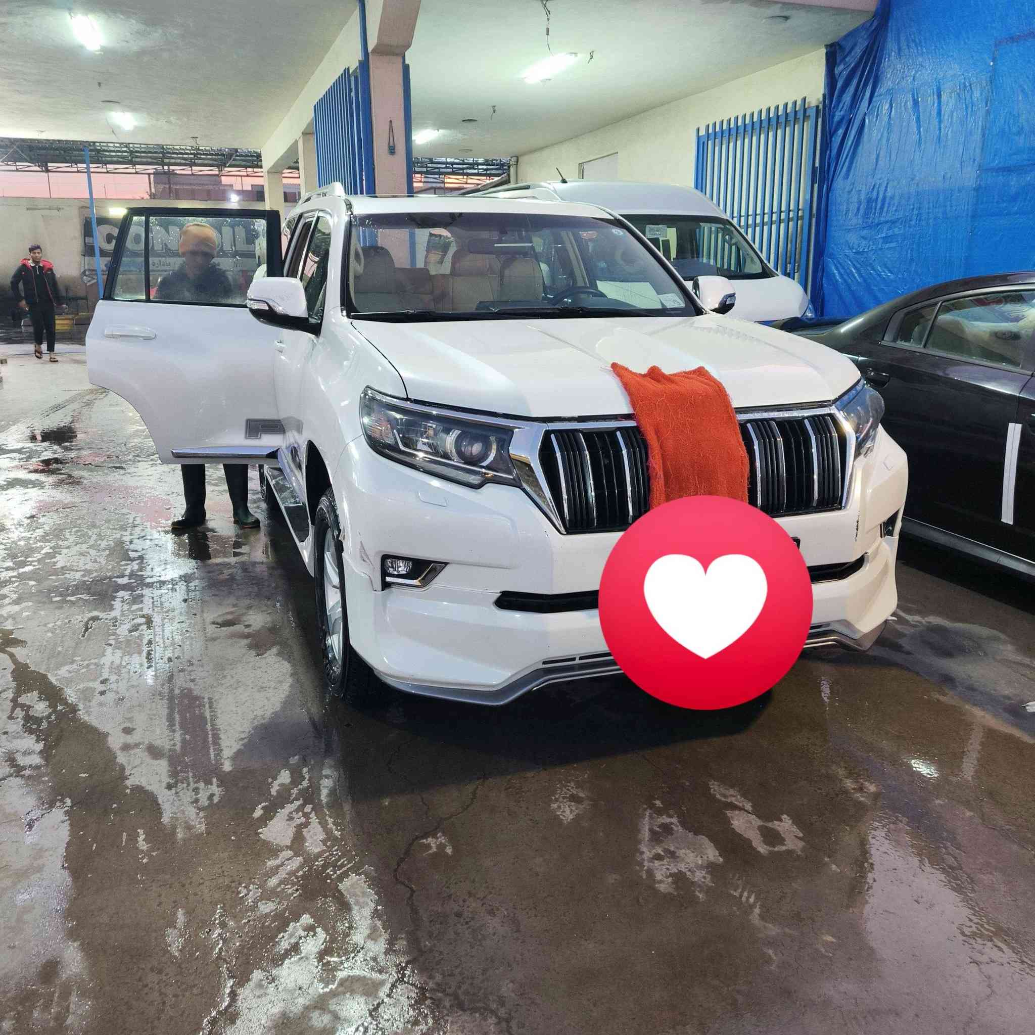 سلام عليكم
من رخصة الادمن 
برادو 2018 
فول مواصفات
تخم تاير
ثلاجه
ثلاثة قطع تبريد 
فتحت سقف
*********** للاتصال
