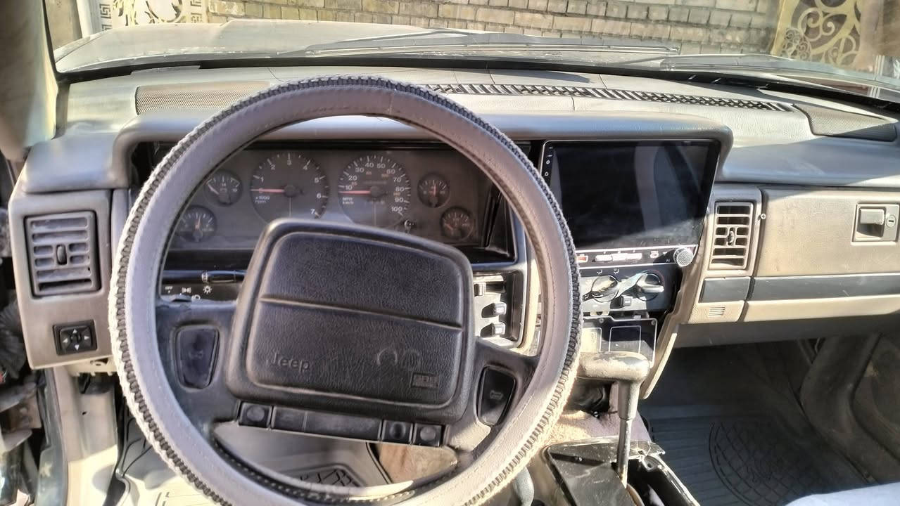 السلام عليكم جيب شيروكي موديل 1994كفاله قطره صبغ مابيها ولا ضربه بس خشم الجاملغ موضح  بالصورة الباقي كفاله عامه مكينه وكير حاويه هسه شادهن تخم تاير كهربائيات كلها شغاله شاشه سماعات مضخم الصوت صدر امامي جديد والخلفي بس الاكسل بي صوت السعر 48وبيها مجال رقم بغداد الحبيبيه قرب منظمة بدر موبايل ***********
