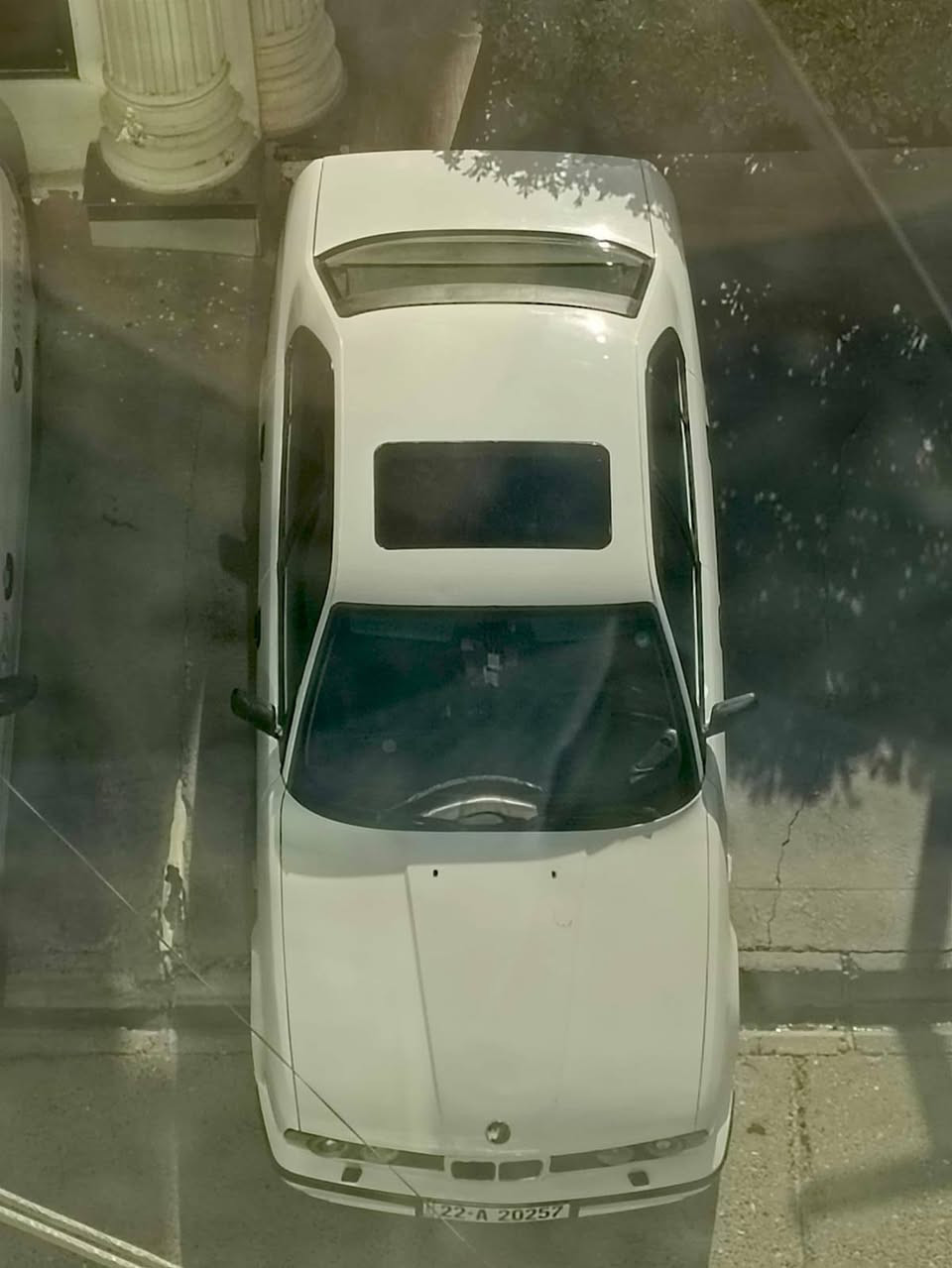 السلام عليكم
السيارة كفالة عامة من ضربة من كص من اصوليات 
للبيع BMW 535 
موديل 1991 لون ابيض رقم اربيل دولي الجديد مكينة كير ميماتي شرط كفالة حدادية امامي خلفي جديد تخم تاير جديد تبريد تدفئة بيه مكانات صبغ قليل غرفة ماروني ملكي 
سلايد جام سنتر لوك تقفل ٤ ابواب ٤ جام وسلايد شرط ترايك للشمال يله اكاتبك تريد تحويل تريد وكالة الشراي يتصل رقم الهاتف *********** مكان السيارة كربلاء السعر 75 $
