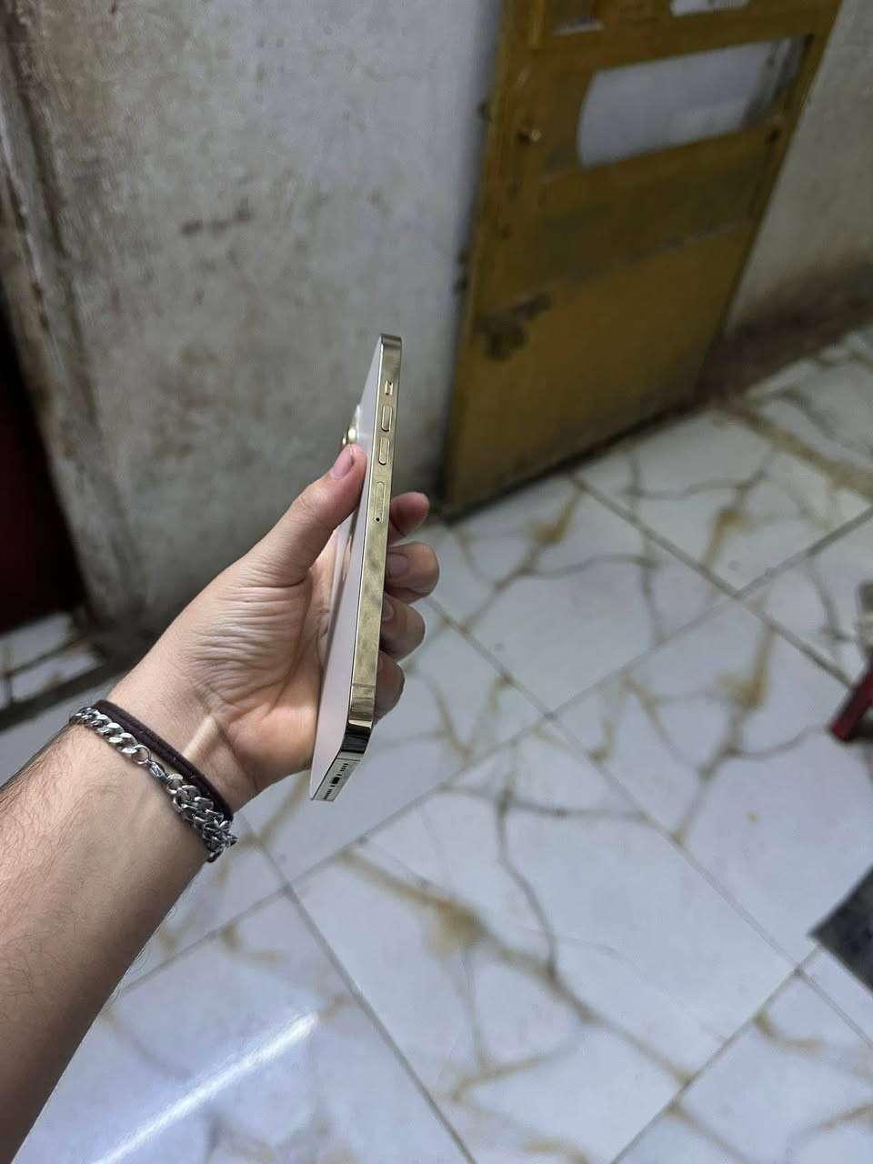 ايفون 13برو ماكس نضيف كلش ذاكره 256 والبطاريه 87 الجهاز كلشي ممبدل بي فقط شاشه اصليه 3خيارات وفيس ايدي شغال سعره 500  مكاني بغداد حي الجهاد للستفسار ***********
