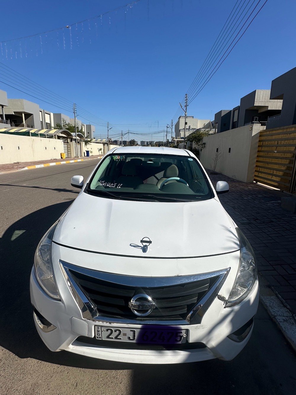 سيارة نيسان سَني مستعملة للبيع، لونها أبيض وحالتها بشكل عام تعتبر جيدة مع وجود بعض الخدوش على الجسم الخارجي. من الداخل نظيفة ومرتبة مع عجلة قيادة ومقاعد مريحة. مناسبة للاستخدام اليومي وقيادة اقتصادية في الاستهلاك. الصور توضح التفاصيل بشكل كامل. يرجى التواصل لمزيد من المعلومات أو لتحديد موعد للمعاينة.