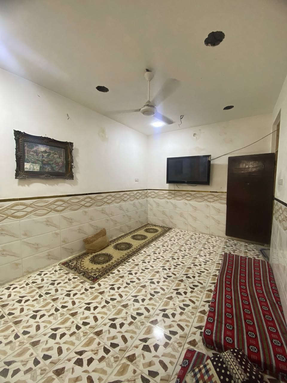 بيت للبيع قضاء الحسينية خلف جامع زينب الكبرى 
مساحه ١٠٠متر ستقبال كامله ممر ما كامل عوزه ترتيب غرفه ومطبخ وحمام عنوان شارع المواكب خلف جامع سيده زينب قريب عليه مدرسه وسوك وخدمات ع شارع سعر 73 وبيه مجال للشراي ستفسر آخر رقم *********** اتصال رصيد وتساب متواجد👍
