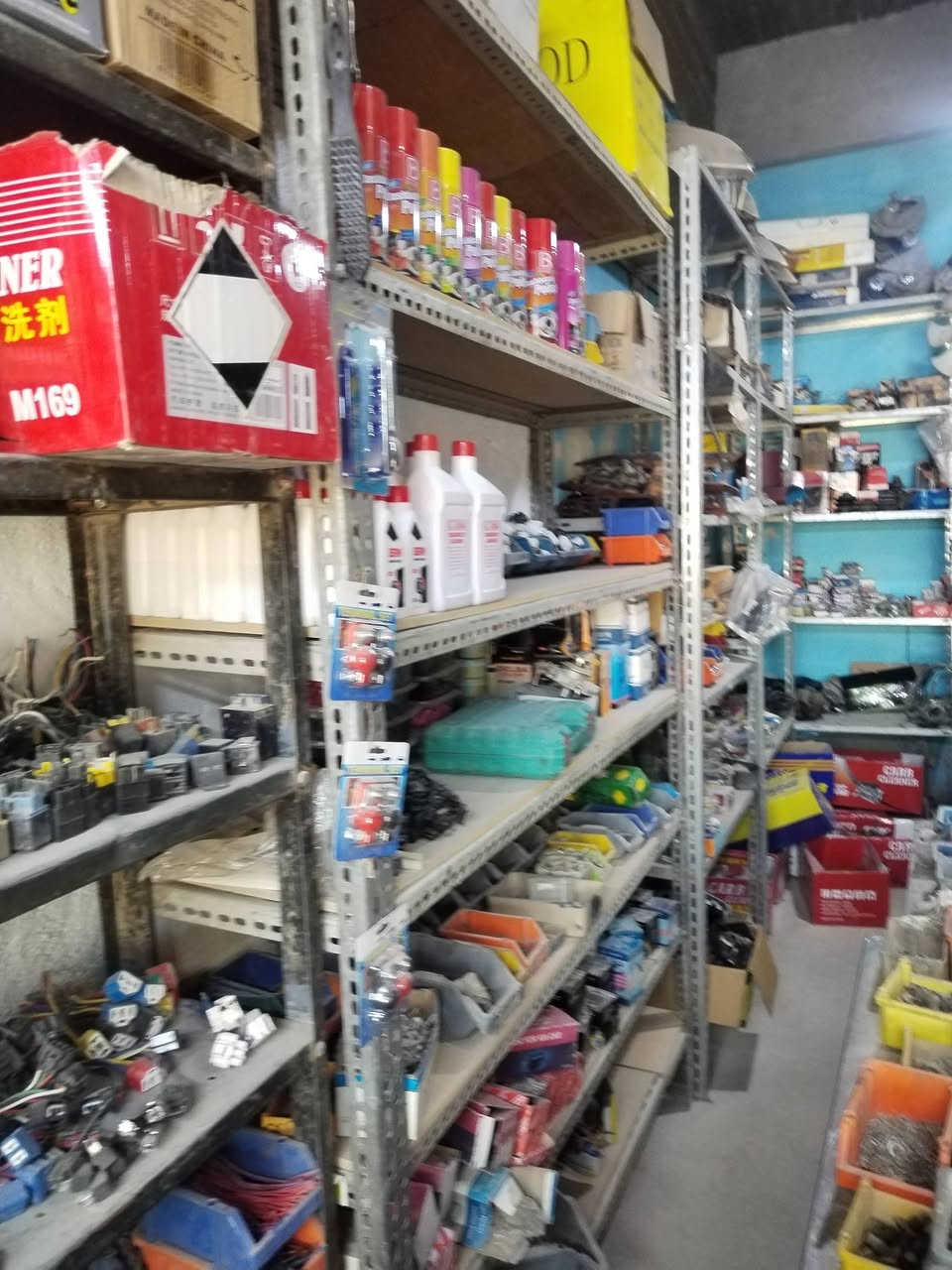 للبيع للبيع للبيع محل وكيل ادوات احتياطيه كافه أنواع السيارات مكان المحل داخل حي الصناعي ما بين الحصوه والمشروع قرب الروائي نهاية حي الانتصار على شارع حله بغداد في حي الصناعي تفاصيل المحل داخل الفيديو أو الصور المنشوره رقم صاحب المحل***********
