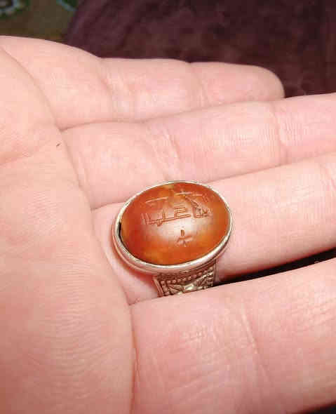 خاتم من العقيق اليماني مخطوط خط كوفي 
سعره 60 الف والتوصيل مجاني 
للتواصل واتس اب او خاص 
***********
