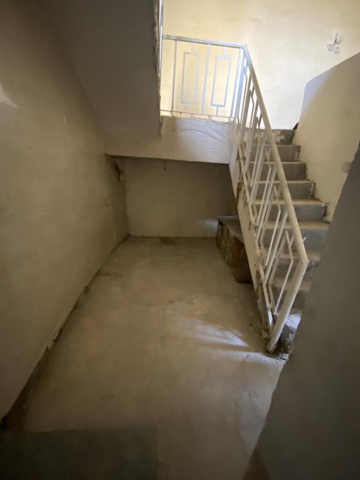 السلام عليكم بيت للبيع مساحته 87يعني اكبر من نص عنوانه الشعله مجمع سعيد الطابق الارضي بي استقبال وصاله وغرفه ومطبخ وحمام والطابق الثاني بي غرفتين وحده هيكل موجود واتساب ***********
