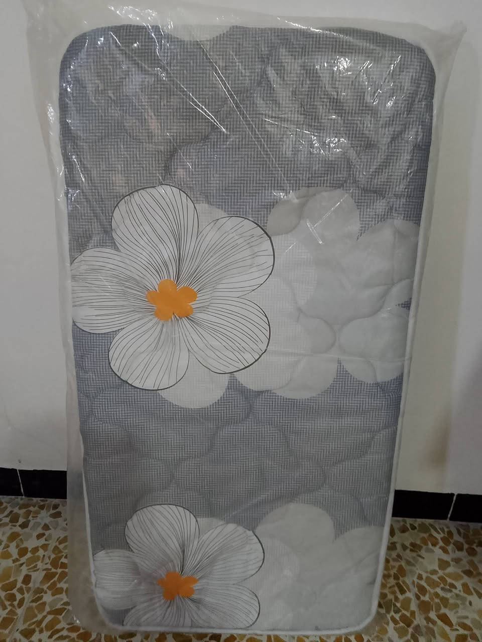 تخت طفل للبيع  مع الدوشك جديد السعر 60 
***********
