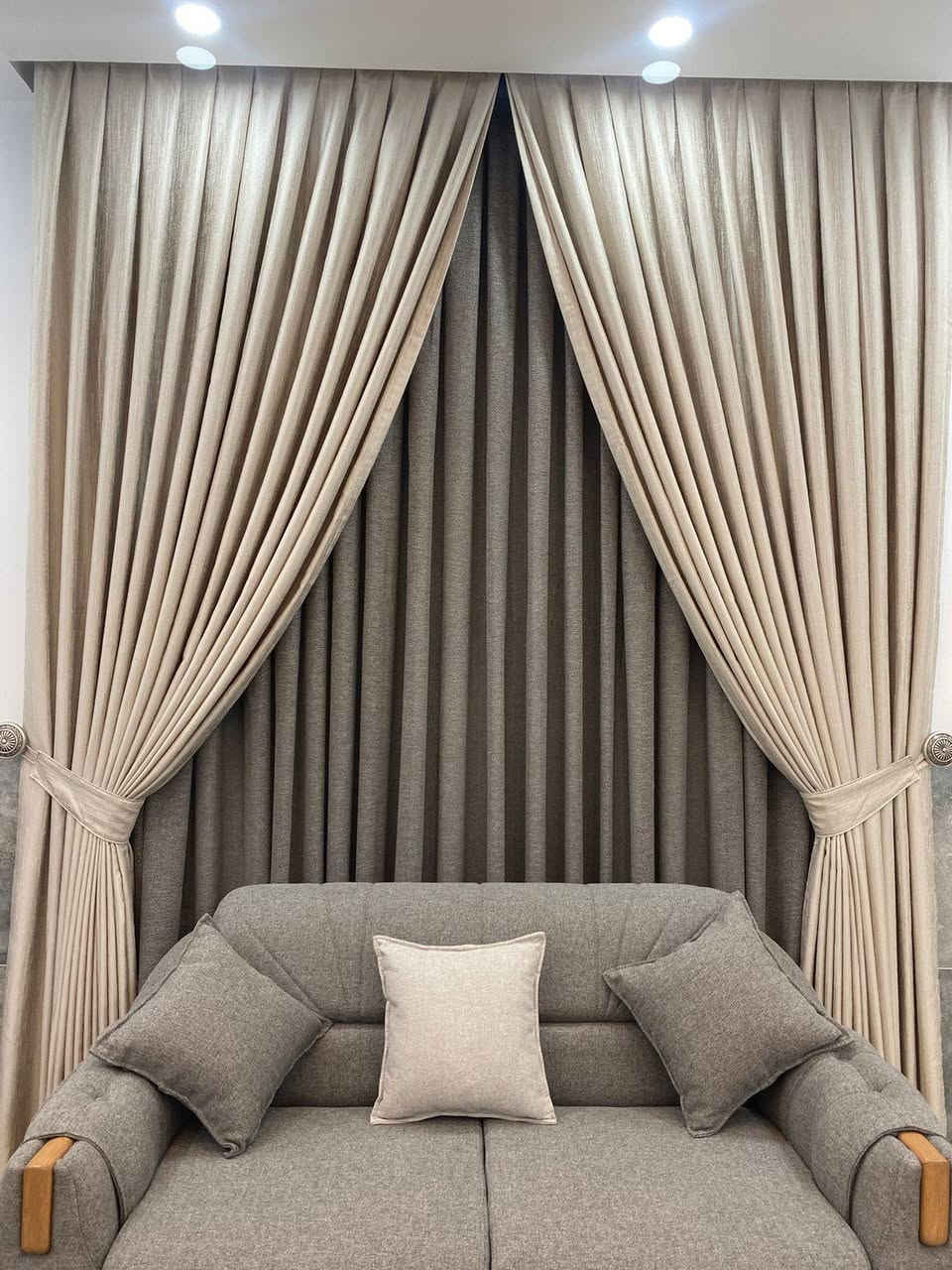 Big home لـلــسـتـائـر 🧵🪡
✨لأن الذوق يبدأ من تفاصيل المكان…
نقدم لكم أجمل تصاميم الستائر العصرية والكلاسيكية، بخامات فاخرة وجودة عالية تناسب كل الأذواق.
لمسة أناقة تغيّر شكل بيتك وتكمل جماله✨

📌جميع انواع الاقمشه والتول 
📌ستائر الويفي والمودرن والكلاسك 
📌ستائر البلاك اوت 
📌ستائر بديل الخشب 
📌ستائر كهربائيه 
📌ستائر مكتبيه 
📌ستائر المنيوم 
📌وانواع الاكسسوارات والسكك 
كل ما عليك ان تتواصل والباقي علينه نجيك الباب بيتك 📏🚕

للتواصل مراسلة الصفحه ✉️
او الاتصال على الرقم 📞
***********✅
***********✅

📍العنوان:بغداد/الغدير/الشارع العام/قرب مطعم الاماكن

 اجود انواع الاقمشه التركيه 🇹🇷 #ستائر#تعتيم#زيبرا#ديكور# ستائرdk#شريطيه #خياطه#تركيب#سكك بانواعها#
