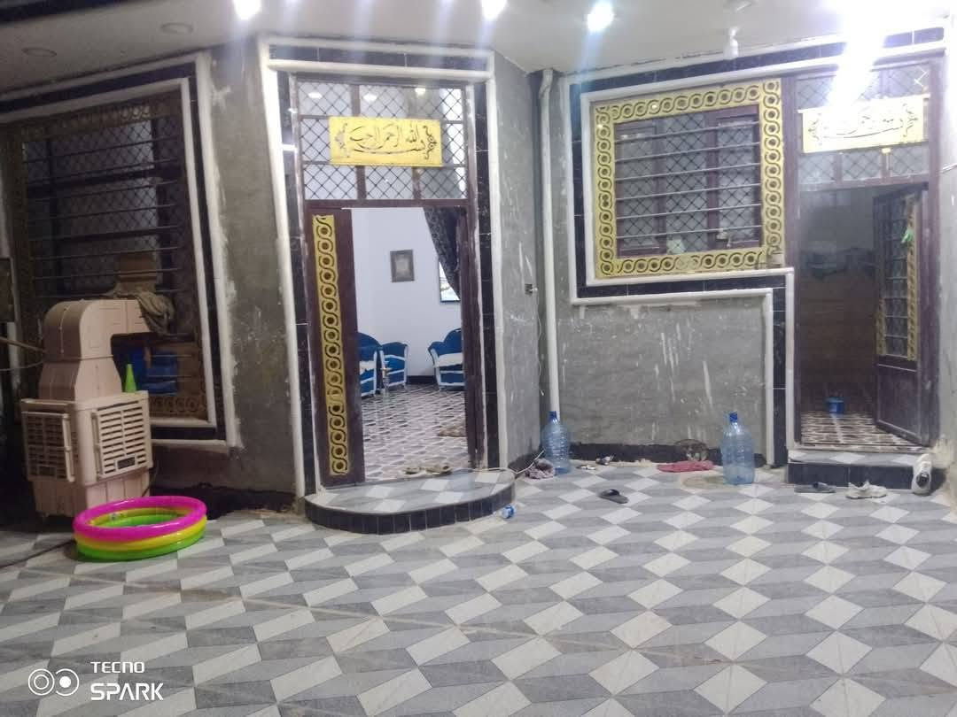 سلام عليكم بيت للبيع بحي الاسرى زراعي بشارع الحسينيه ام الحسن مساحه 150متر يحتوي على غرفتين نوم وصاله مطبخ وستقبال وطرمه جبيره صحيات مي كهرباء ومولد مجاري بلباب انترنيت ضوئي كامل الاستفسار عل خاص او رقم ***********
