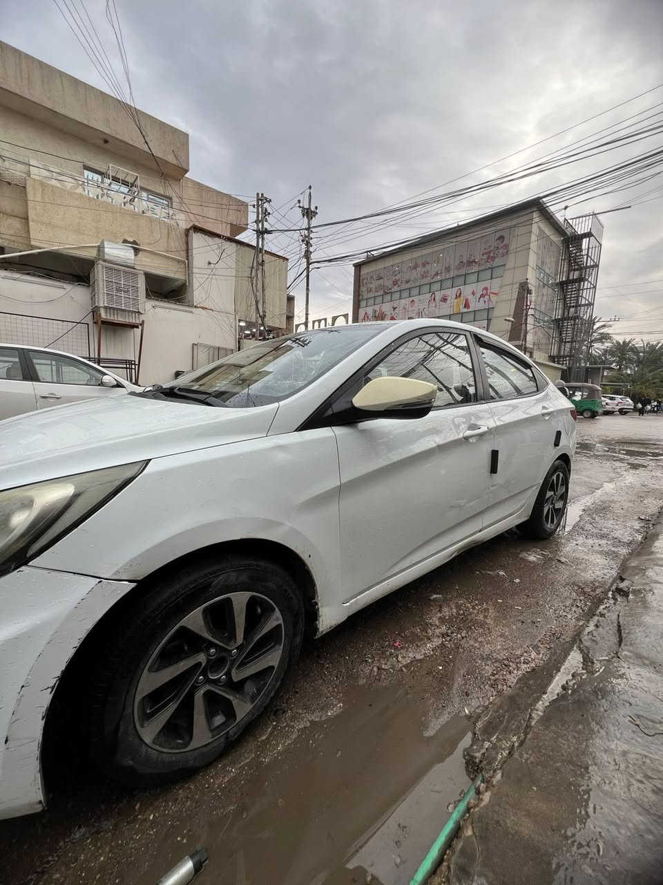 سلام عليكم سيارة اكسنت موديل 2011خليجي محرك 1,600سعر 90 عنوان بغداد الدورة شارع ابو تلطيارة
***********-0771 403 4297
