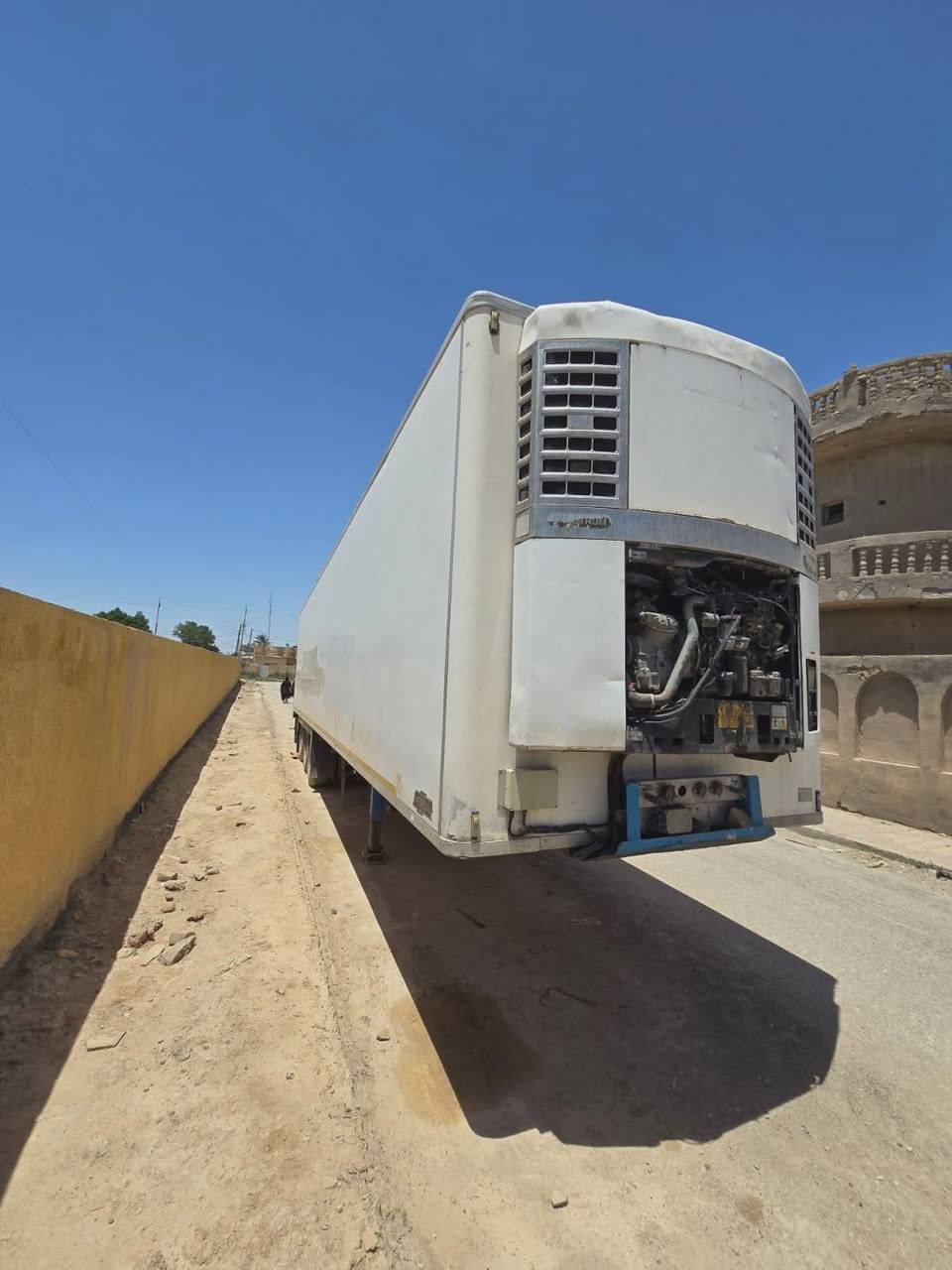 للسلام عليكم للبيع براد شيرو رتفاع ستندر سمك 7 
جهاز SL300 البراد جاهز للعمل استفسار اكثر 
***********.        السعر    155$ بيه مجال قليل
