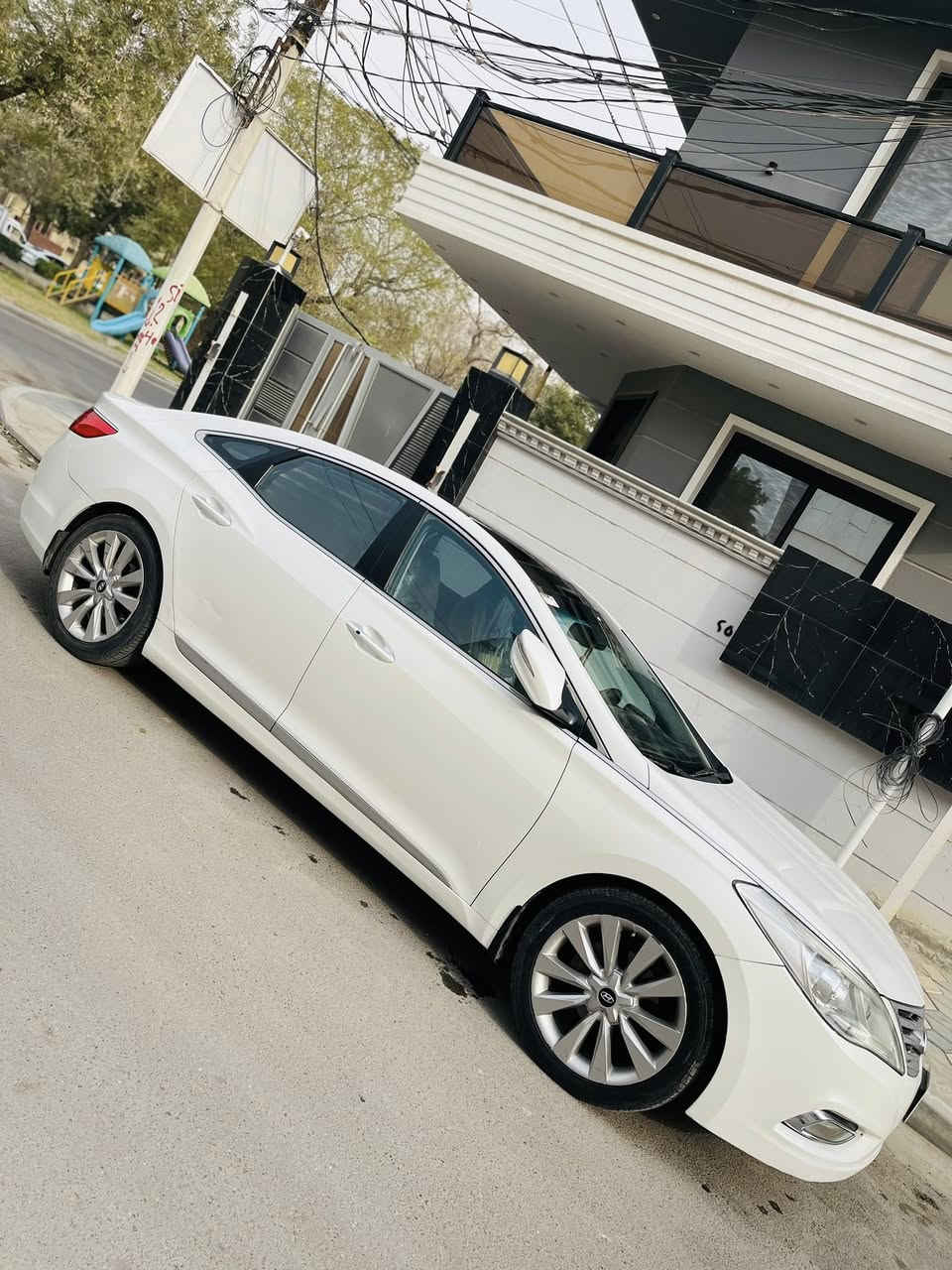 السلام عليكم هونداي ازيرا للبيع (بدون مراوس) موديل 2014 خليجي فول مواصفات VIP رقم بغداد مشروع وطني وبسمي تحويل ثاني يوم ماكو اي شكال بيهة صبغ جاملغ خلفي وجاملغ امامي  بدون ضربة وبدون دواخل وبدون ايرباك اثر شخط 
السيارة علة ايدي صارلهة تقريبا (٥) سنوات عندي وبسمي استخدام شخصي
مواصفات السيارة 
(1) بصمة+ حساسات
(2) بنراما+ تحكمات ستيرن
(3) قطعتين تبريد+ كامرة خلفية
(4) اشاير بل مري ومري شفط+بصمةابواب
(5) كشنات جلد وكهرباء+ ويل كب
(6) مكينة (٦) ستة سلندر ١٠٠/١٠٠
(7) كير درجة اولى
(8) صدر وتبريد وتدفئة مكفولات
(9) ميكانيكيات وكهربائيات وحدادية ١٠٠/١٠٠
(10) تخم تايرات جدد+ داخل غرفة جديدة
(11) السيارة جاهزة مابيها اي نقص
(12) السعر ( ١٢٧ ) ورقة وبيها مجال المكان بغداد الكرخ للاستفسار ***********
