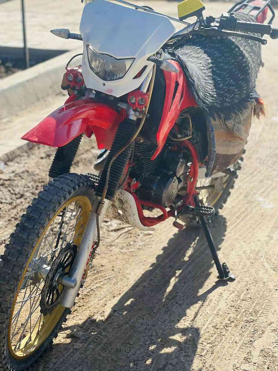 سلام عليكم
مكلف بلنشر 
دراجة قفاز للبيع  موديل 23 دراجة حلوة ونضيفة 
المكان ديالى ناحية كنعان 
للستفسار اتصال فقط 
***********
