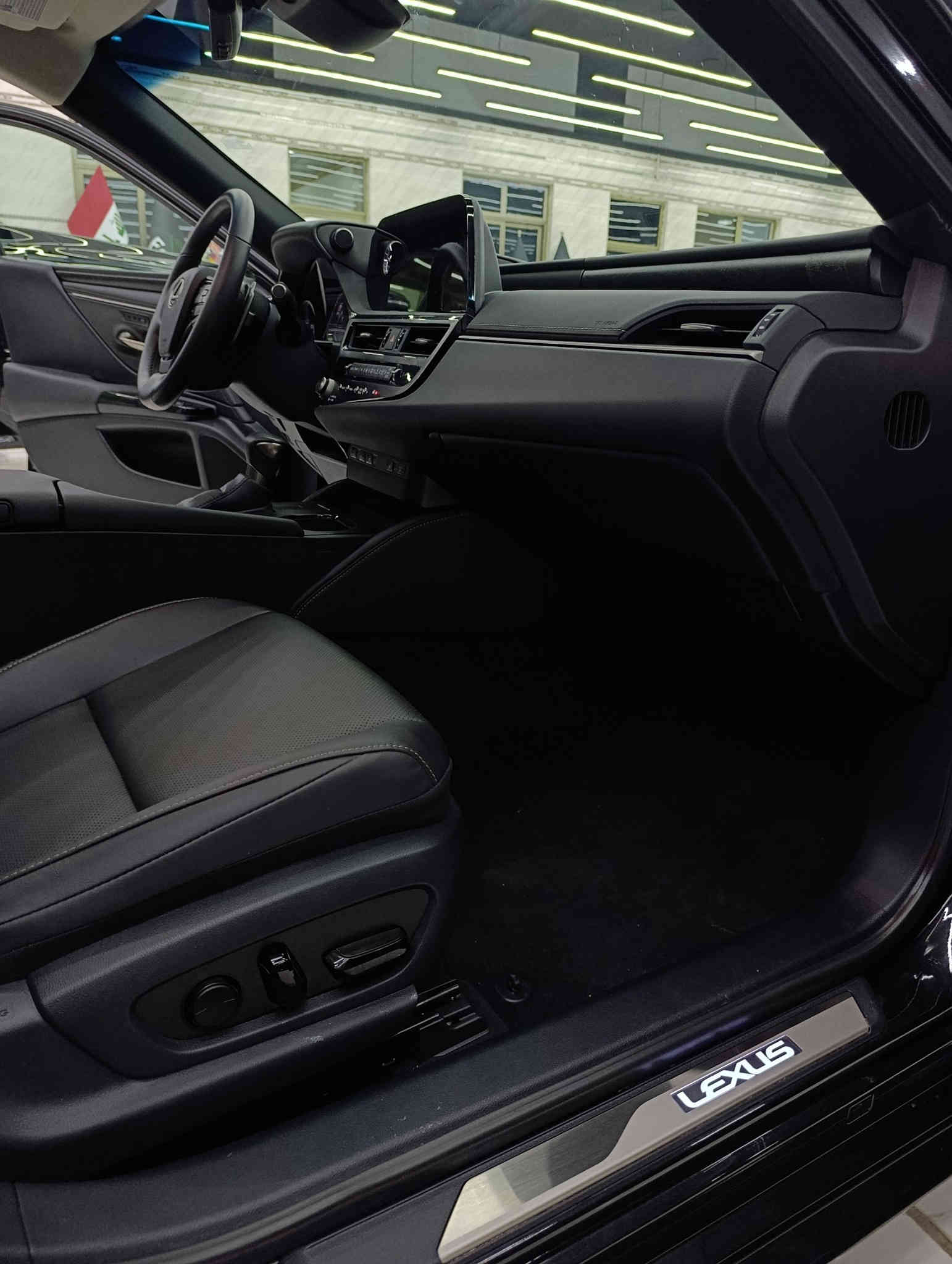 بسم الله ماشاء الله
لكزز es350 2025 ماشيه فقط ٢٠٠٠ زيرو اليوم جهزت من التغليف ppf من ارقئ انواع الppf كلفني ٢٠ ورقه 
6 سلندر 
فول مواصفات 
ميحتاج اذكر المواصفات واضحه 
رقم اربيل 
صبغ فقط جاملغ خلفي جه سايق راجع بلادي 
السياره بدون دواخل وبدون اربكات 
وبحاله الوكاله 
شديتلها تخم تاير جديد دانلوب ياباني الاصلي  
بالنسبه للصور المنشوره اليوم صورتها قبل لا استلمها 
مكان السياره الانبار رمادي 
سعرها ٤٠ الف دولار يعني ٤ دفاتر بيها مجال جدا بسيط 
***********
