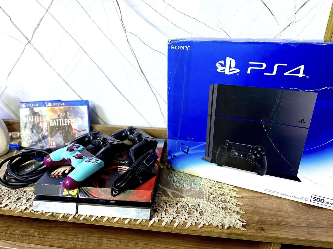 السلام عليكم 
للبيع بلي فور فات ذاكرة 500GB ملحقاتة 3 جوستكات ثنين شغالات واحد بي مشكلة و اقراص ثنين بتل فيلد 1 و بتل فيلد4 
سعرة 200 الف وبي مجال 
مكاني بغداد 
*********** وهذا رقمي
