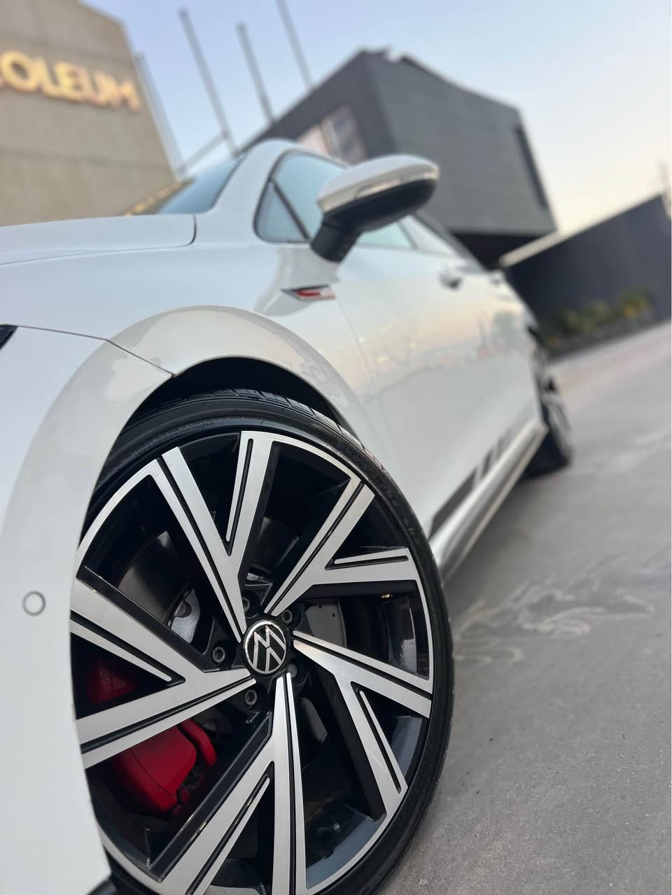 گۆڵف GTI کڵەب سپۆرت شکڵ نوێ
ڕەنگی سپی صدف
مۆدیلی ٢٠٢٢ 
سەیارەکە مواصفاتی گۆڵف R واتە فول فولە
ناوی کامل لید و چەن ڕەنگێک ئەگۆڕێت
سەقف پانۆراما
داتاشۆ
یەدەی دەرگا و ئاوێنەکان و ژێر دۆسیەکان لید بیلادی
لایت و بەگلایت iq و داینامیک و حاسە
کوشن جلد و خزن و سارد و گەرم و تەبرید مەرکەزی
ڕاداری پێش و دواوە و لاتەنیشت و ئاوێنەکان
شاشە گەورە و کامێرا ٣٦٠ 
ویلی ١٩ بیلادی و تایە تازە
جامەکانی دواوە بیلاد ڕەش و کتابی هاتوچۆی بۆ کراوە
سماعە Harman Kardon
سەیارەکە ئەڵمانی و کلین تایتڵە بە کارت فاکس و زەمانە
دەعامی بۆ دەعامی بە شەرت بۆیاخ و سارد و کرانەوەی نیە
سەیارەکە بیلاد گێڕ و مەکینە و توربۆی گۆڵف R لەسەرە
ستۆکە و بێ دەستکاریە
گێڕ و مەکینە و کارەبایی و تەقە و ڕەقە بە شەرت
سنوی و ژینگەی تازەیە بە ناوی خۆمەوە
نرخی  ٢٣٦ وەرەقەیە مەجالێکی کەمی تیایە
شوێن / سلێمانی
ژ،م/ *********** السليمانية, العراق
