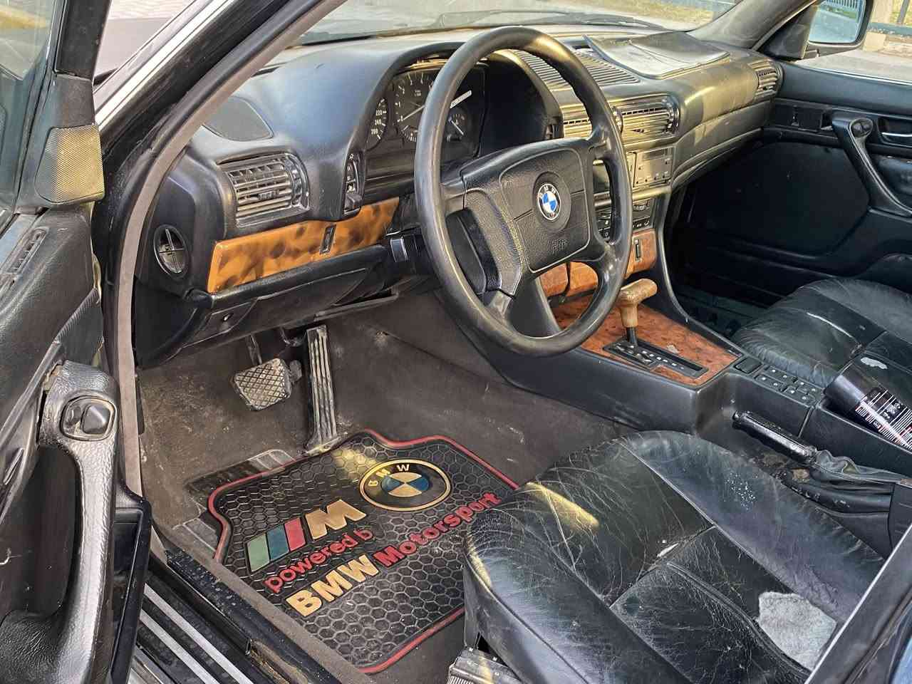 سلام عليكم 740 اصل تكمه وسنويه
موديل 93
فتحه سلايد شغال طكتين
داخل جلد كهرباء دبل ايرباك دبل كمبيوتر 
مكينه كير جدد تبريد شغال 
بجم عريض كهربائيات كلها شغاله
رقم بغداد تحويل مباشر سنويه وهزه جديده
السياره بدون حادث نقص بيها بور الستيرن عاطل
السعر 47 وبيها مجال مكان السياره بغداد السيديه
***********
