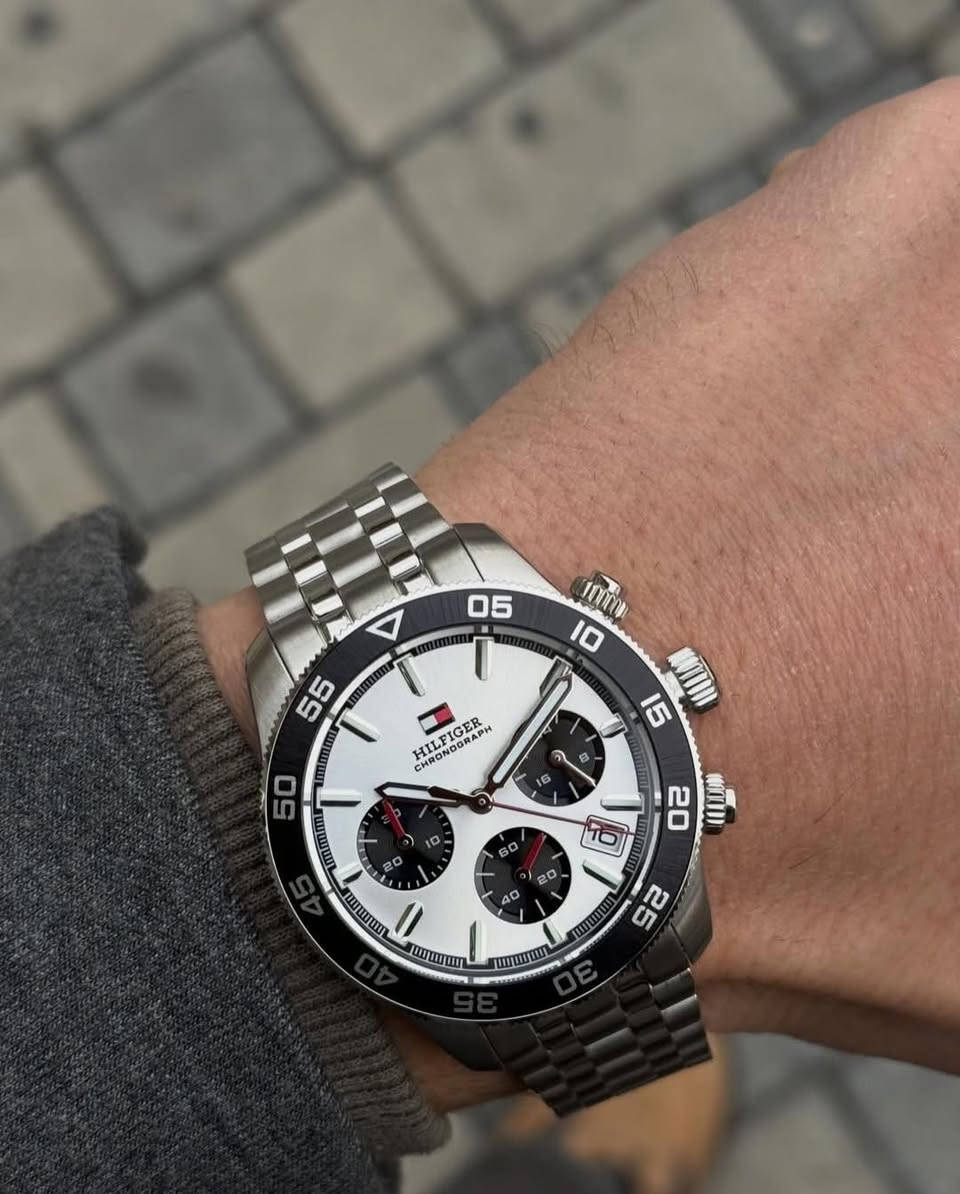 بسمِ الله ، والصَّلاة والسَّلامِ عَلَىٰ رَسُولِ اللهِ  ﷺ .🌿
#مــزاااااد
ساعة #تومي_هيلفيغر الأصلية ✅
ساعة تومي هيلفيغر Tommy Hilfiger رجالي أصلية تومي هيلفيغر
TH85 1792215  للرجال ب بمينا بيضاء وسوار فضي من الفولاذ المقاوم  😍

⬅️ رتيل الساعة ≈ 300$
🔸المزاد #عرض و #سوم و #طلب
 يبدأ المزاد من 10$ والرفعة أقل شيء 10$

 والسوم بالدولار$

#يبدأ من الآن و #ينتهي يوم غدٍ إن شاء الله الساعة الثانية والربع مساءً ..

 ☑️ للأعتماد أولاً : أرسال العنوان الكامل ورقم التلفون .

والتوفيق من الله للجميع 🤲

🔹 TOMMY HILFIGER 🔹

🔴 المواصفات :
▫️تومي هيلفيغر Tommy Hilfiger رجالي أصلية
▫️كَود الساعة  تومي هيلفيغر
TH85 1792215
▫️الساعة من الفولاذ المقاوم للصدأ
▫️الحركة كوارتز 
▫️ السير ساتلس ستيل مقاوم للصدأ 
▫️الفولاذ المطلي مقاوم للصدأ 
▫️علامات وعقارب مضيئة في الظلام
▫️الوظائف: كرونوغراف، التاريخ، اليوم، الساعة، الدقيقة، الثانية
▫️سناتر شغالة 
▫️مقاومة الماء 50 متر 🌊  
▫️القطر 41 ملم 

🔹الحاله جديدة لك 😍
تأتي مع العلبة الأصلية والكتلوك وكرت الضمان والعلاكة الخاصة بـ الماركة ✅

وتكدرون تبحثون على تفاصيلها أكثر 🌹

🚖 يوجد توصيل الى جميع محافظات عراقنا الحبيب 🚖


**إذا كنت صاحب هذا الإعلان وتريد حذفه لأي سبب، رجاءا أرسل رسالة إلى الدعم الفني**
