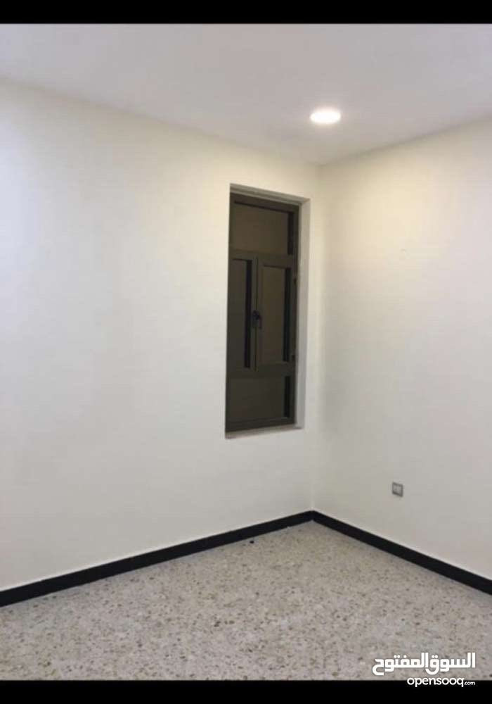 شقة طابق ارضي للايجار التجاري - تصلح مكتب او عياده - في اليرموك - على الشارع التجاري - قرب جامع
الداخليه - تتكون من غرفه وصاله وصحيات ومطبخ - لها باب خلفي يطل على سكة القطار (زنجيل) الايجار 900 الف دينار شهرياً للاستفسار ***********
