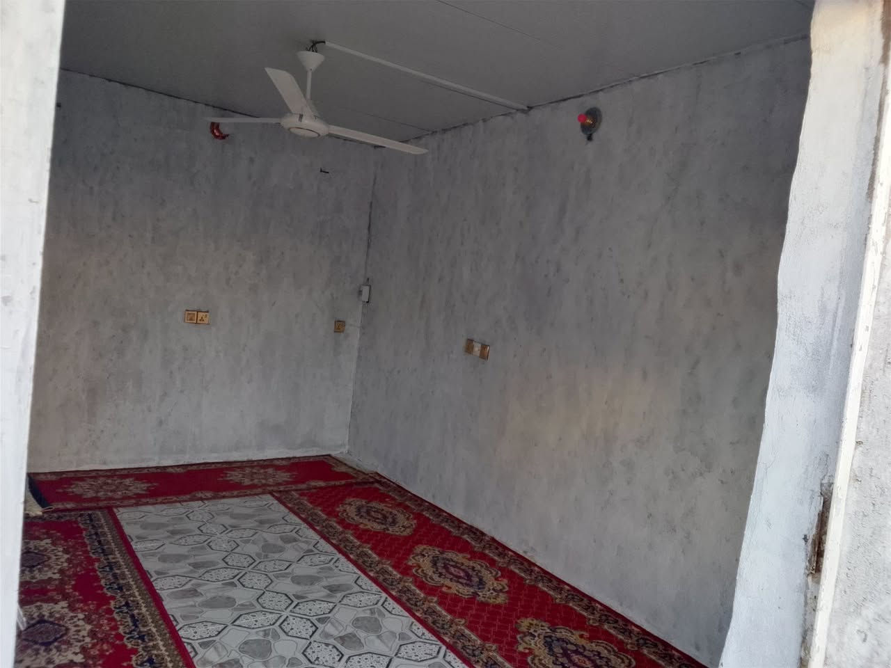 السلام عليكم بيت للبيع يحتوي على غرفتين نوم وصاله ومطبخ واستقبال وصحيات المساحه 200متر سقف سندويج المكان كوت حي الحكيم الثانيه قريب عن كليه الامام الكاظم للاستفسار   ***********.
