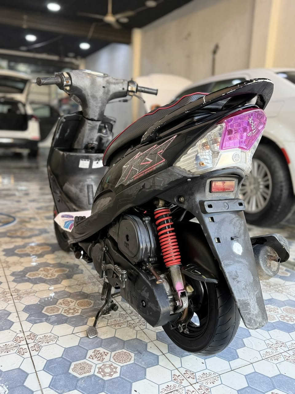 السلام عليكم/مكلف بلنشر.. دراجة ماكس رمبه صارلها 15يوم طالعه من الوكيل مكينه ناعمه وكهربائيات كله شغاله رقم صاحب الدراجة ***********
