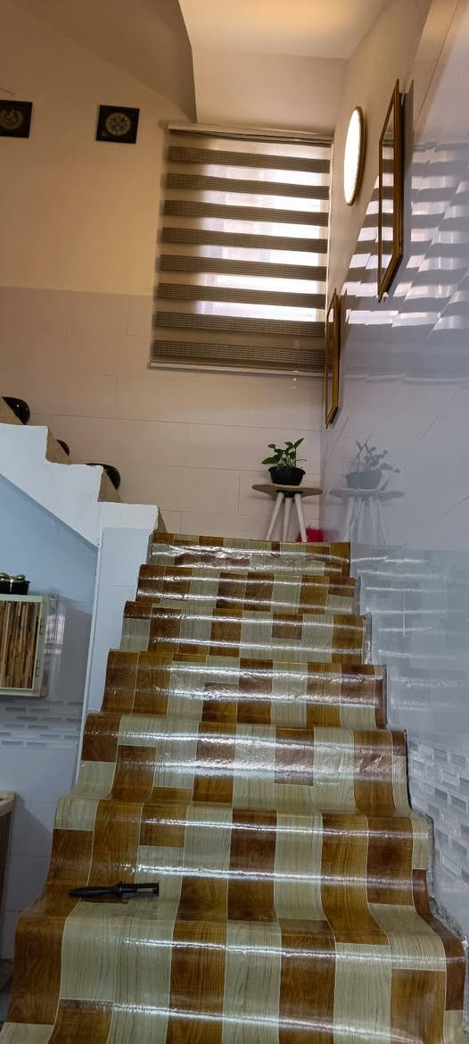 السلام عليكم بيت للبيع شارع ٤٢ مساحة ١٠٠ ثلاث غرف نوم حمامين نقص كاشي و بايات درج ومحجر سعره ٩٠ وبي مجال بسيط رقمي ***********
