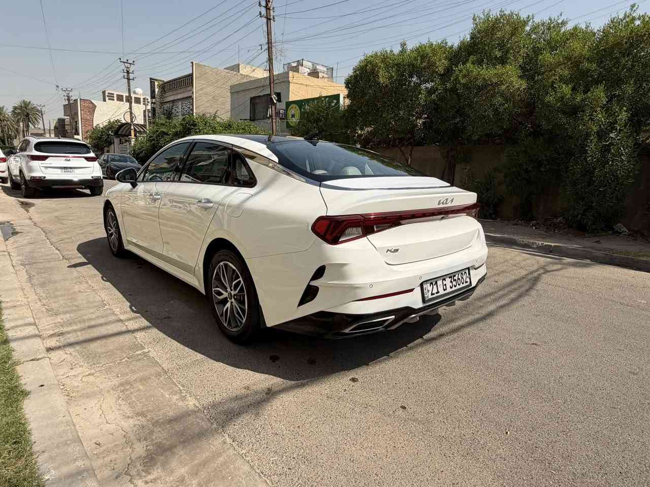 السلام عليكم k5 خليجي للبيع موديل 2022 مواصفات فول 1/1  رقم سليمانية بأسمي بصمة وتشغل عن بعد وبانوراما كشنات جلد كهرباء ماشية 122 لايت وبك لايت لد على طول البك لايت 5وضعيات قيادة السيارة بيها كصه البنيد بارد فقط بدون صبغ بدون دواخل ومناقصها اي شي السعر 185$ وبيها مجال  بسيط للاستفسار *********** بغداد حي الجامعة
