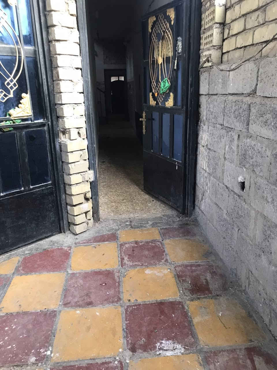 السلام عليكم دار للأيجار  كماليه شارع المصرف مساحته ١٢٥م  عالي عن الشارع يحتوي على كراج استقبال صاله غرفة نوم وخدمات والثاني غرفة نوم وصاله الايجار ٤٠٠الف المراجعه مع مكتب دلالية ابو فراس العتابي *********** وابو محمد الشمري ***********🌹🌹🌹🌹
