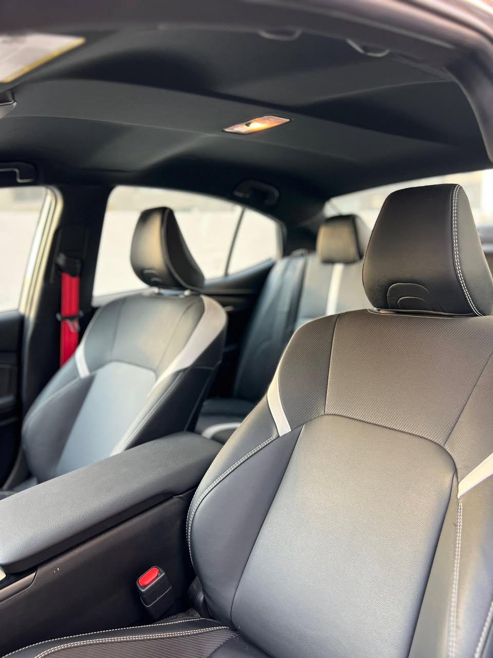 كامري موديل 25 هايبرد ماشيه 12 الف وارد امريكي ( بيع او مراوس حسب القناعه ) 

المحرك: 2.5 لتر 4 سلندر (في الموديلات الأحدث) أو محرك هايبرد، يوفر قوة جيدة واستجابة رياضية.

ناقل الحركة: E-CVT (في الهايبرد) أو أوتوماتيك 8 سرعات، مما يعزز الكفاءة والسلاسة.

الداخلية:
مقاعد رياضية (غالباً قماش أو جلد بالكامل) مع تحكم كهربائي للسائق.

شاشة لمس (8 بوصة أو أكبر) تدعم Apple CarPlay
.
نظام دخول وتشغيل بالبصمة (Smart Entry & Push Start).

شاحن لاسلكي 

تكييف أوتوماتيكي.

جنوط ألمنيوم رياضية (مقاس 18 بوصة).
كشافات أمامية (زينون أو LED.

مرايا جانبية بإشارات انعطاف وطي كهربائي

استفسار ع رقم *********** بي واتس اب
