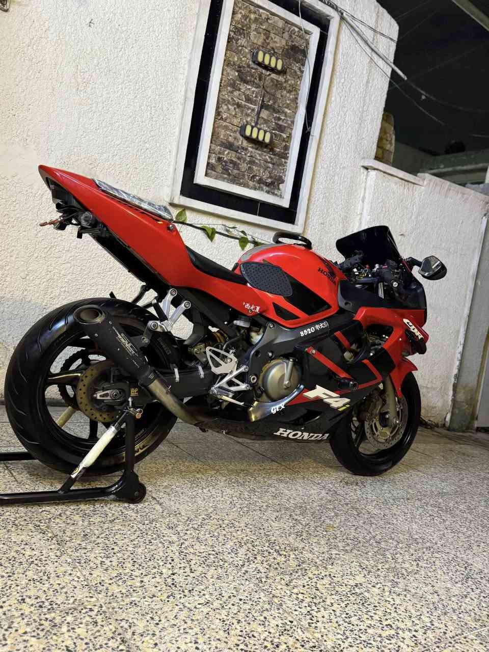 السلام عليكم أمّ فور أي للبيع
مكينه 600
موديل 2004
مكفوله كفاله عامه أي نقص ما بيها
السعر (30$) ورقة 
الرقم ***********
