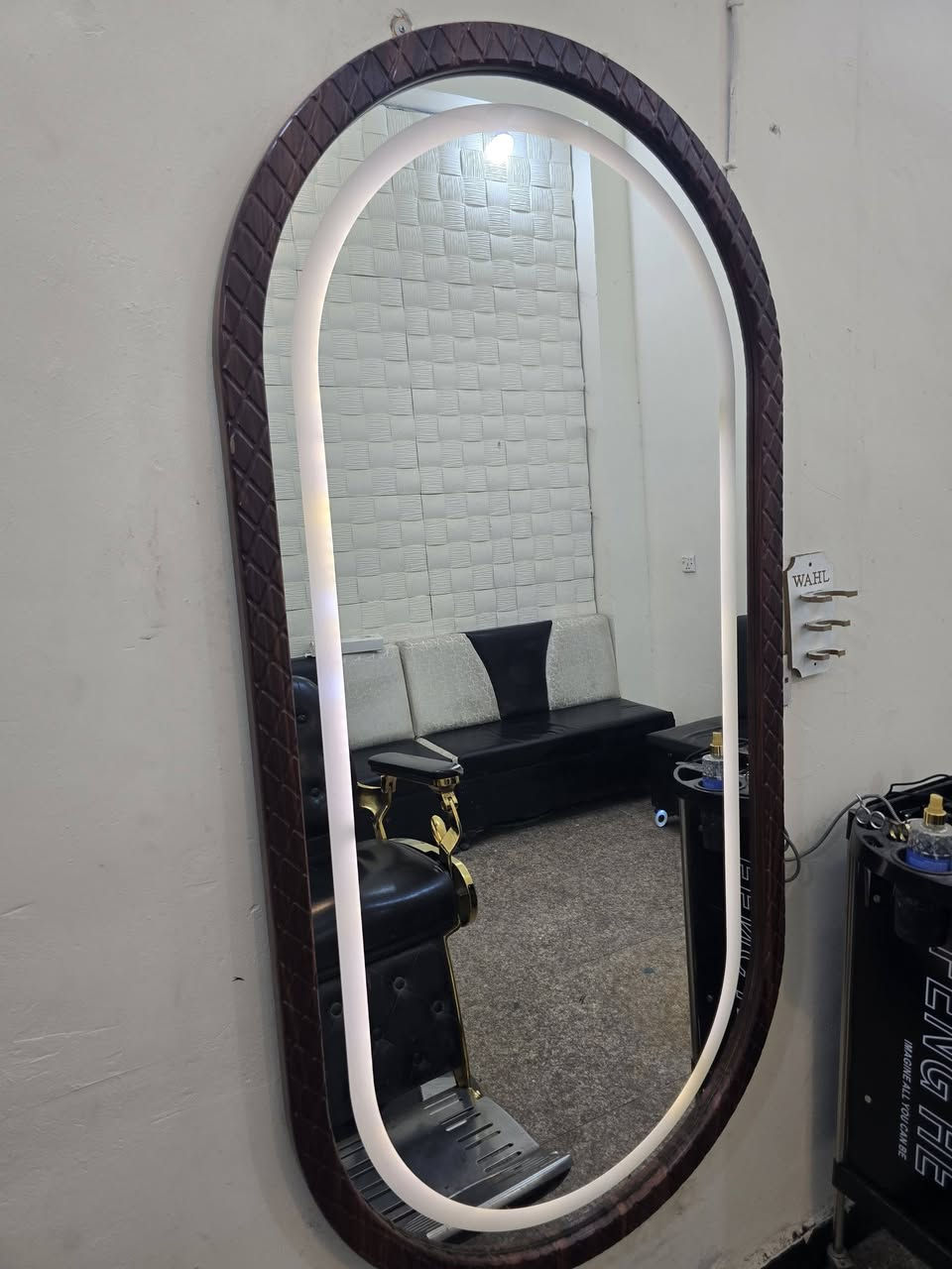 اسلام عليكم غراض حلاقة للبيع
الكرسي ب ٢٠٠
المراية ب ٦٥
مقاعد الاستراحة الواحد ب ٢٥ تلاثتهن ب ٧٠ 
سبلت طنين توست انفيرتر ب ٢٠٠ 
العنوان بغداد الشعلة الرقم ***********
