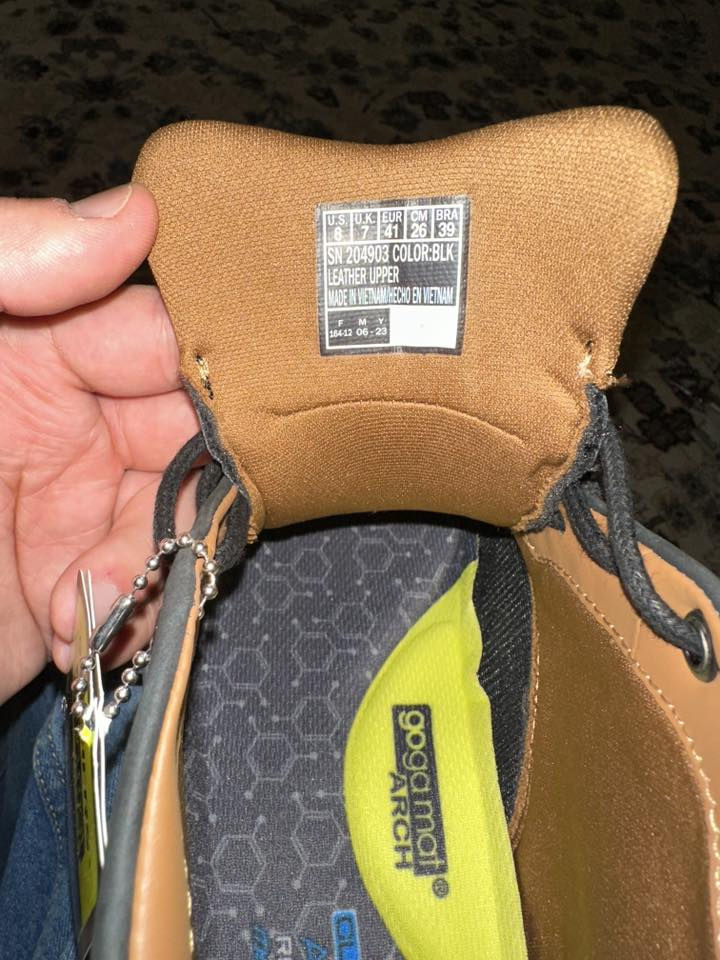 حذاء سكجرز اصلي 
اليوم اجاني هديه من استراليا بس للاسف طلع قياس زغير ،للبيع
سعرة بالشركة ٦٠ دولار


**إذا كنت صاحب هذا الإعلان وتريد حذفه لأي سبب، رجاءا أرسل رسالة إلى الدعم الفني**