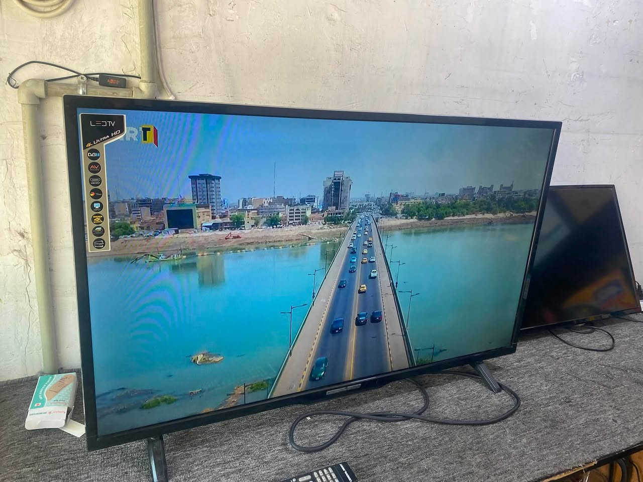 تیڤی شاشە ٤٣ لۆک لۆکە
٩٥ هەزار قفلیەتی خوار هەموو بازار
سلیمانی زەرگەتەی تازە
***********
