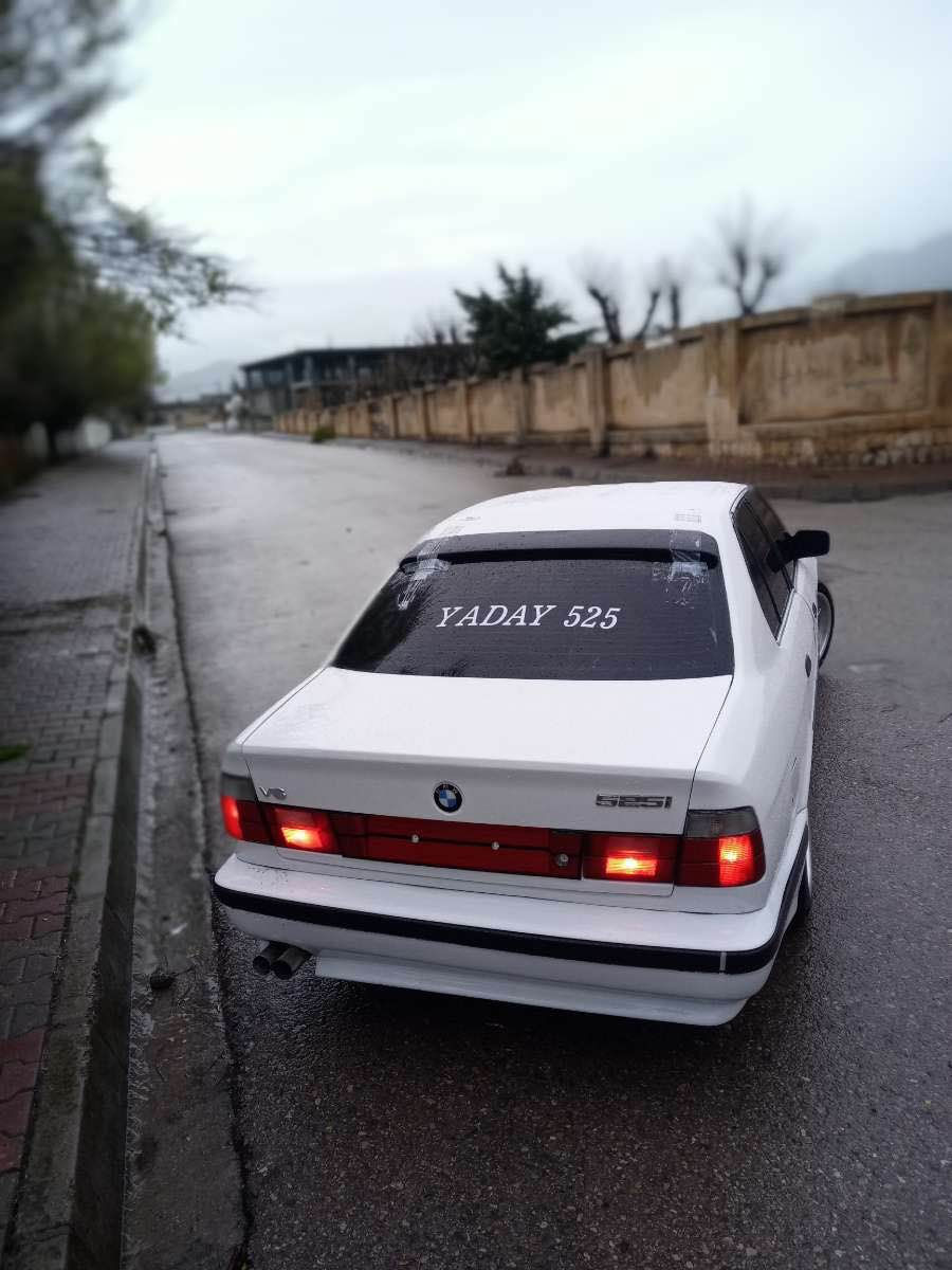 سەرەتا بەناوی خوای گەورە 
Bmw 525 گێر عادی 
مۆدێل ٩٣ سەیارەکەتازە حیزام بۆیاغ کراوە 
چوار ویل و تایەی لۆکی بۆ بەستراوە
لایتە کانی هەموی ئیش ئەکات بەلۆکی خراوەتە سەری
توندو تۆڵە کامل مەزبوتە سەیارەکە
گێرو مەکینەی و کارەبای بەشەرت
ناو کرێمیە سەیارەکی تابلێی خاوێنە
ماڵی مەدەنی و دزیاری و هەمشتێکی بەشەرتە
حلوجە سەیارەکە براوەیە سەیارەکە
نرخی ٣١ محامەلەیەک زۆر زۆر کەم
*********** رانية, السليمانية
