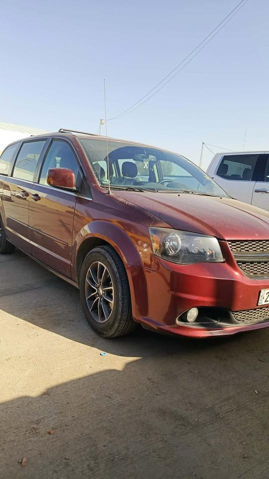 سلام عليكم 
يا الله دوج كرفان 2017
4قطع تبديل جاملغ امامي الايمن و الايسر 
ولبنيد وباب السائق تبديل وكالة 
حادث امريكي جاملغ خلفي 
كشنات سياحي جلج +مخمل 
بيبان كهرباء صندوك كهرباء 
السعر 135 وبيهة مجال 
اكو سونور بل منشور مال شواصي
الصدر الامامي تعبان 
ومكينة بيهة تبخير بل صلنصة 
***********
