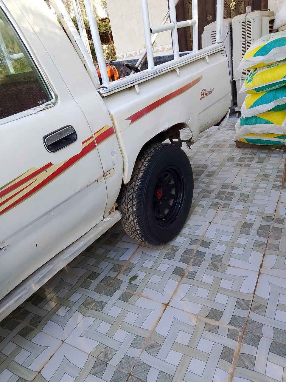 سلام عليكم للبيع بيكم دير محرك جديد رقم اصفر بغداد الكير بي الواحد مرات يفلت الجامه الكدام مكسره الباب الصايق ماينطبك السن مكسور يريد تبديل الشاصي مكفول تيارت جدد دوشمه جديدة  
بابل حله قضاء الكفل 
خلي سعر واذا عجبني ارد عليك ملاحظة السيارة مصفره من الغرامان
