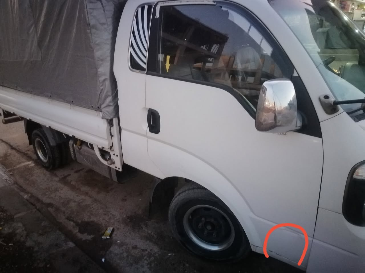 كيا 2700..رقم دهوك  مسطرة انكليزي موديل 2015.بدون صبغ. كير ومحرك شرط. فقط طخه صغيرة باب السكن موشرة بلصورة بيها حصه كاز وشرط تحويل.  بدون جادر يعني فقط الكيا للبيع. سعر 136بيها مجال قليل. ***********.
