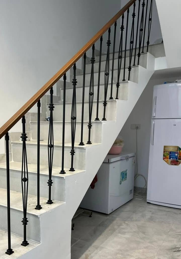 تخيل تصرف فلوس هواي على بناء بيتك… وبالأخير محجر الدرج يطلع مايليق بي .

محجرنا الكلاسيك الحديث مصمم حتى يكون:
✔️ ثابت وقوي 
✔️ حديد معالج ضد الصدأ
✔️ دمج فاخر بين الالمنيوم والحديد الأسود
✔️ تصميم يرفع قيمة البيت وينطي جمالية
✔️ مناسب للبيوت الجديدة وأعمال الصيانة والديكور

لا تنتظر تتندم
راسلنا الآن واحجز 📩
القرار الصح اليوم… يوفر عليك خسارة باچر.

#حديث #مودرن #ديكور #درج #محجر


**إذا كنت صاحب هذا الإعلان وتريد حذفه لأي سبب، رجاءا أرسل رسالة إلى الدعم الفني**