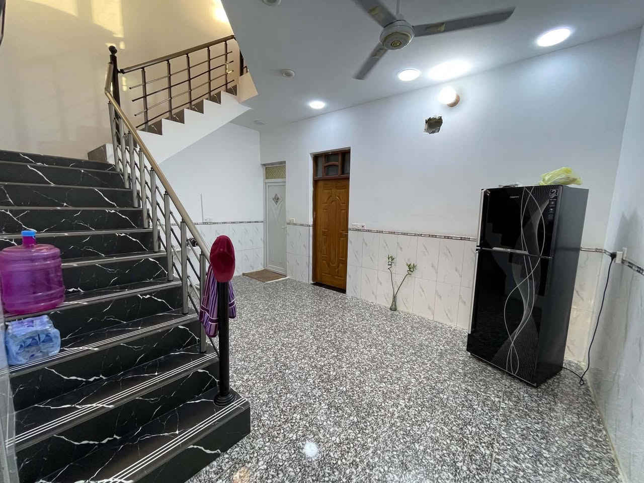 السلام عليكم بيت للبيع مساحه ١٠٠متر منطقه ٧نيسان لسعر ٨٥ وبي مجال بسيط الاتصال ***********رامي رامي الفراجي للعقار
