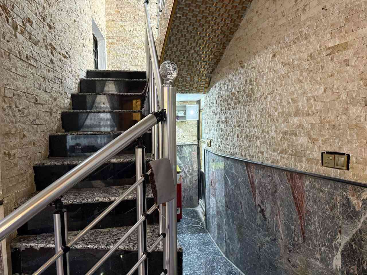 السلام عليكم
للبيع 🏠 بيت  ركن  زراعي مساحه 170 م ٣ طوابق الواجهه ١٢.٥متر نزال ١٥ متر
٦ غرف نوم و٣ صاله واستقبال 
مطبخ خارجي 
المنطقه البلديات /تقاطع الامن العامه / مضمار العابد 
السعر 410 مليون وبي مجال للشراي
لاستفسار الاتصال بالرقم ***********
***********
